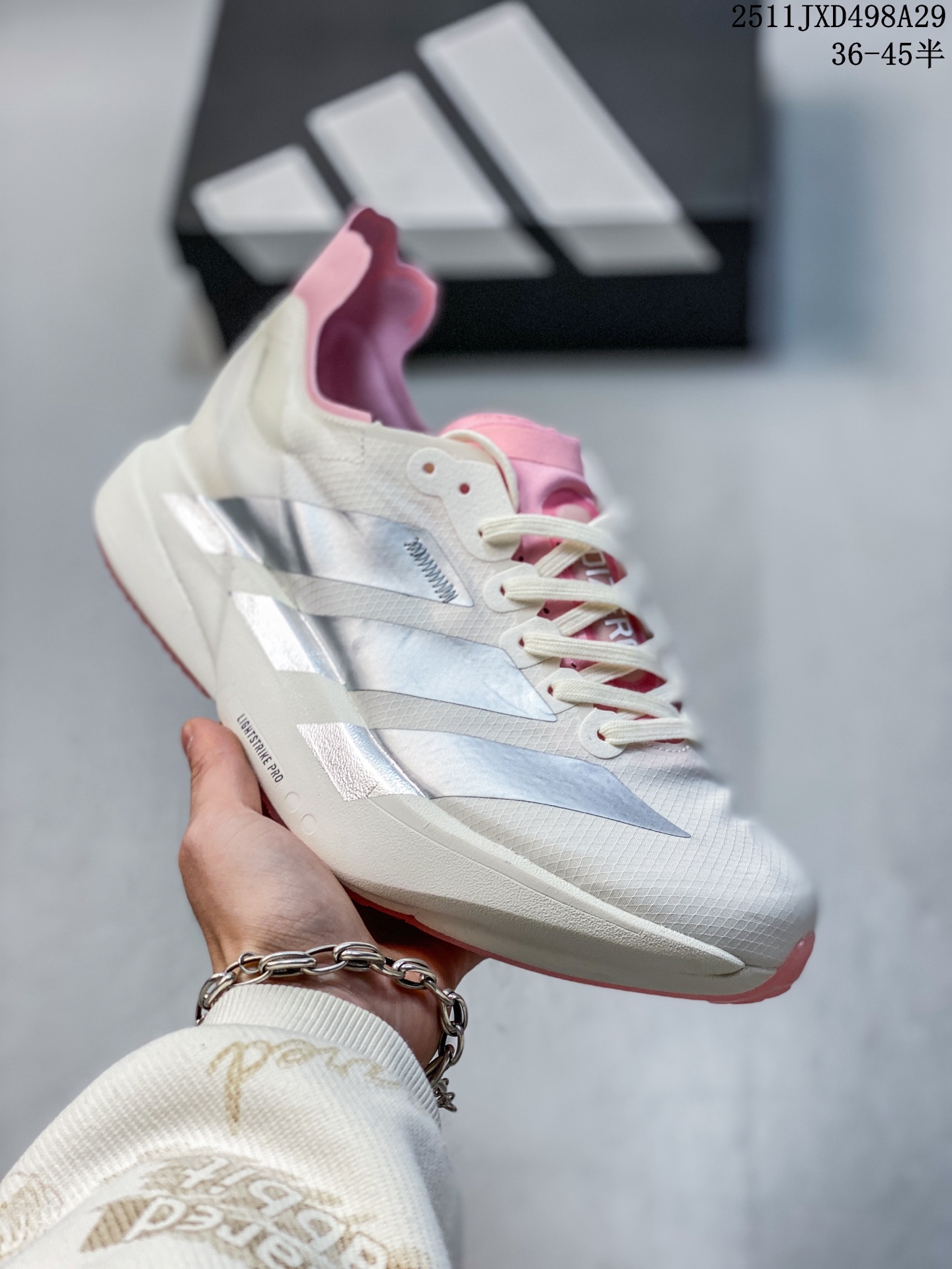 【公司级】阿迪达斯 Adidas Adizero Adios Pro 4 舒适防滑耐磨 低帮 休闲跑步鞋 男女同款厚度增高老爹鞋 2025年,adidas推出了adidas ADISPR4跑鞋,该鞋具有软弹的中底和外底,提供稳定的跑动体验.鞋面采用轻盈的材料,具有良好的透气性,同时具有优秀的抓地力和耐磨性.鞋底的软弹性使得蹬击感更加强,而中底的弹性使得跑步更加舒适.整双鞋的稳定性较高,适合各种跑步风格.然而,由于鞋底的软弹性,对于步幅较大的跑者来说,可能会感到不稳定.总体而言,adidas PR4是一款值得信赖的竞速鞋,适合日常训练和上赛道的跑步. 货号:JR6359 编码:POMT0709ZBL 11JXD498A29