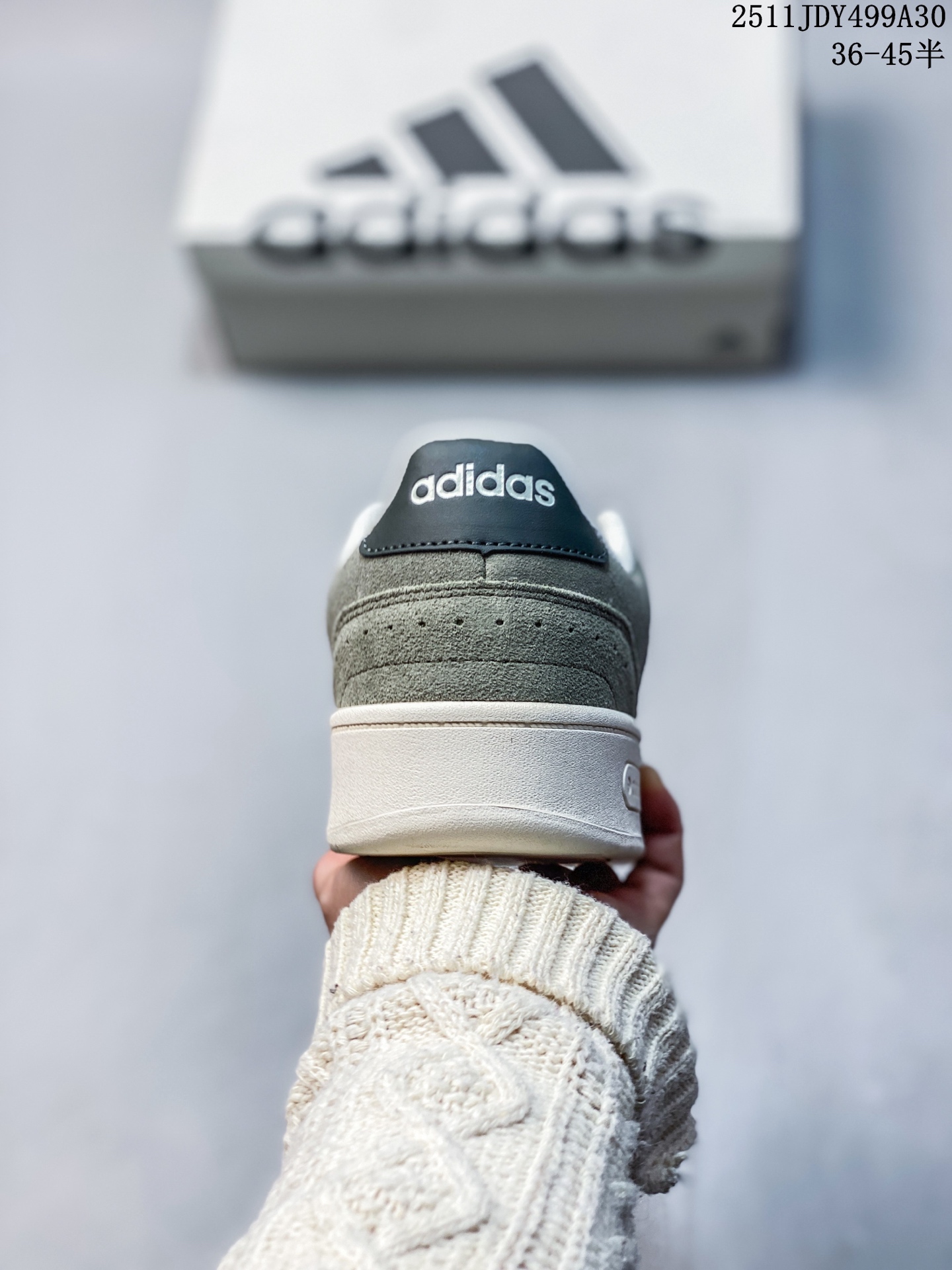 💰125
Adidas「小锯齿」D-PAD CLASSIC休闲美高风篮球板鞋男女阿迪达斯 D-PAD 运动休闲鞋 柔软合成革面料易打理，舒适质感简约潮搭，美观有型。圆弧舒适鞋头，宽敞不挤脚，行走无压力，舒适一整天。舒适后跟，稳固后跟贴合脚部。柔软内里，柔软贴合不磨脚。標準剪裁，鞋帶設計，皮革鞋身，橡膠鞋頭，編物襯裡，橡膠外底！

货号：JR8236
尺码：36 36⅔ 37⅓ 38 38⅔ 39⅓ 40 40⅔ 41⅓ 42 42⅔ 43⅓ 44 45
编码：YTYC1103ZLB
11JDY499A30