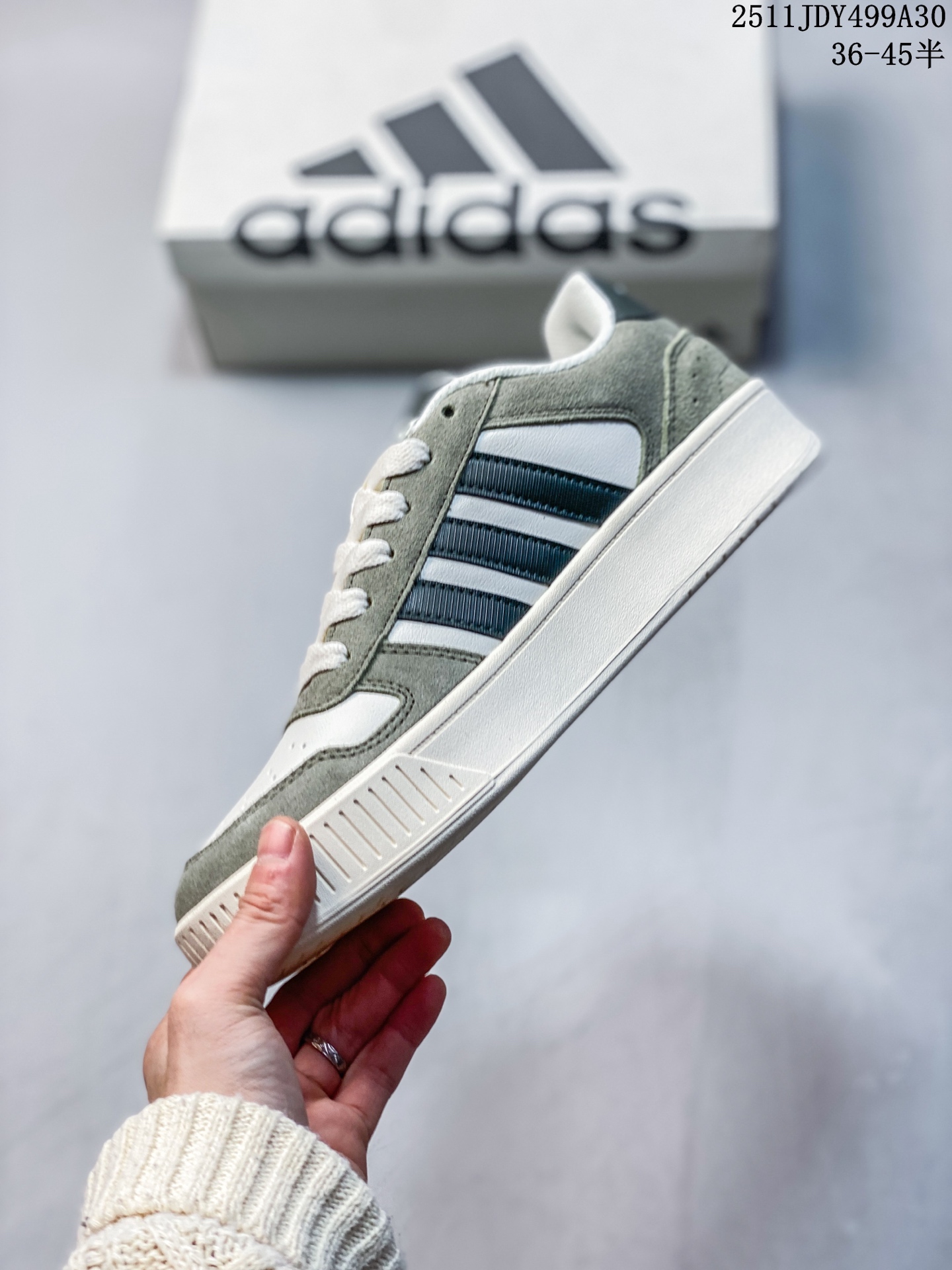 💰125
Adidas「小锯齿」D-PAD CLASSIC休闲美高风篮球板鞋男女阿迪达斯 D-PAD 运动休闲鞋 柔软合成革面料易打理，舒适质感简约潮搭，美观有型。圆弧舒适鞋头，宽敞不挤脚，行走无压力，舒适一整天。舒适后跟，稳固后跟贴合脚部。柔软内里，柔软贴合不磨脚。標準剪裁，鞋帶設計，皮革鞋身，橡膠鞋頭，編物襯裡，橡膠外底！

货号：JR8236
尺码：36 36⅔ 37⅓ 38 38⅔ 39⅓ 40 40⅔ 41⅓ 42 42⅔ 43⅓ 44 45
编码：YTYC1103ZLB
11JDY499A30