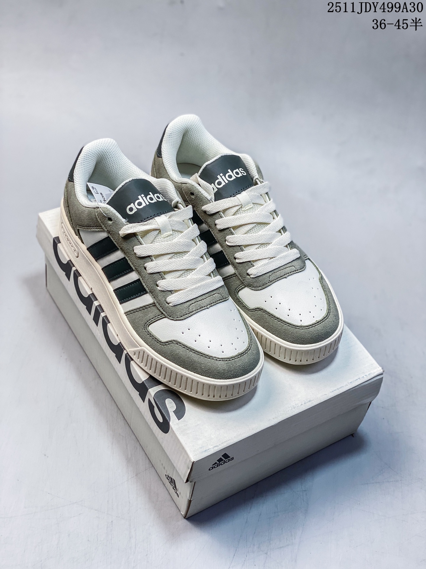 🈴️💰125
Adidas「小锯齿」D-PAD CLASSIC休闲美高风篮球板鞋男女阿迪达斯 D-PAD 运动休闲鞋 柔软合成革面料易打理，舒适质感简约潮搭，美观有型。圆弧舒适鞋头，宽敞不挤脚，行走无压力，舒适一整天。舒适后跟，稳固后跟贴合脚部。柔软内里，柔软贴合不磨脚。標準剪裁，鞋帶設計，皮革鞋身，橡膠鞋頭，編物襯裡，橡膠外底！

货号：JR8236
尺码：36 36⅔ 37⅓ 38 38⅔ 39⅓ 40 40⅔ 41⅓ 42 42⅔ 43⅓ 44 45
编码：YTYC1103ZLB
11JDY499A30