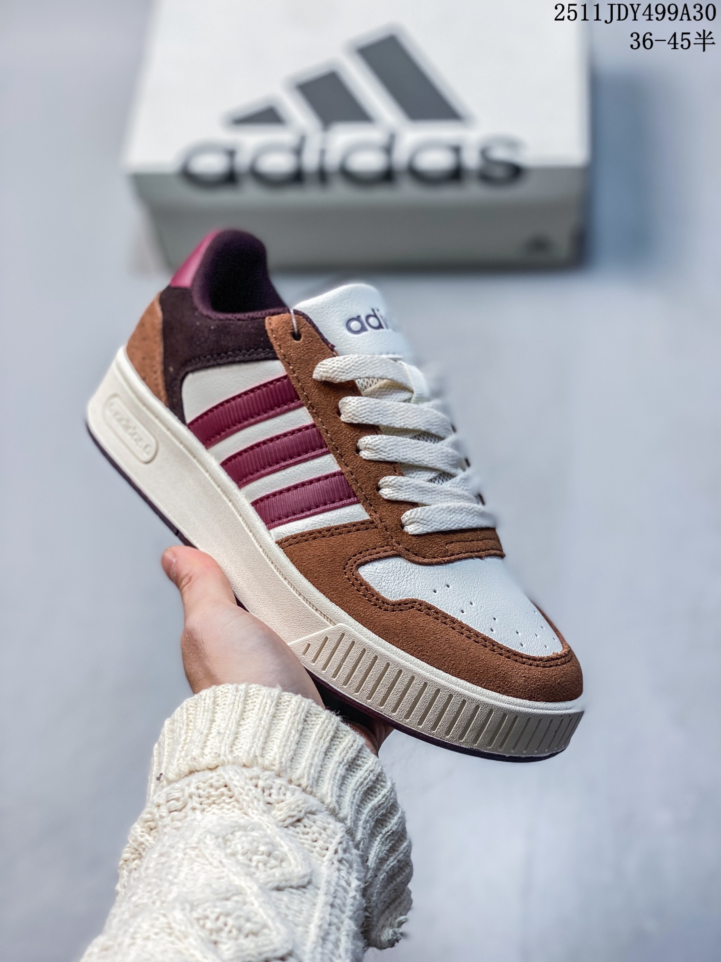 💰125
Adidas「小锯齿」D-PAD CLASSIC休闲美高风篮球板鞋男女阿迪达斯 D-PAD 运动休闲鞋 柔软合成革面料易打理，舒适质感简约潮搭，美观有型。圆弧舒适鞋头，宽敞不挤脚，行走无压力，舒适一整天。舒适后跟，稳固后跟贴合脚部。柔软内里，柔软贴合不磨脚。標準剪裁，鞋帶設計，皮革鞋身，橡膠鞋頭，編物襯裡，橡膠外底！

货号：JR8236
尺码：36 36⅔ 37⅓ 38 38⅔ 39⅓ 40 40⅔ 41⅓ 42 42⅔ 43⅓ 44 45
编码：YTYC1103ZLB
11JDY499A30