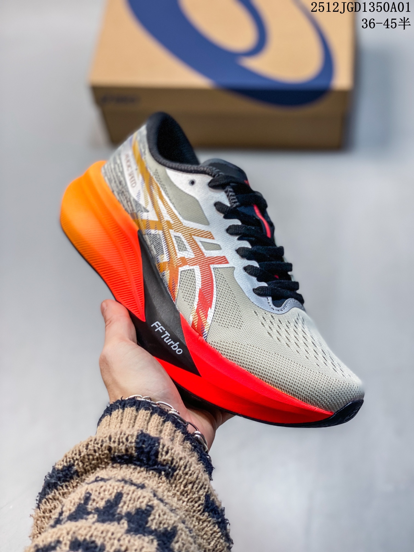 亚瑟士Asics magic speed 4​ #竞速我只选这双跑鞋 #ASICS跑鞋体验 #magicspeed4 #专业竞速跑步鞋 #asics马拉松鞋 #高回弹竞速跑步鞋 #跑鞋竞速 #asics马拉松鞋 #日常跑鞋分享 #跑鞋晋级挑战赛 #跑鞋晋级赛 #高颜值马拉松竞速跑鞋,大底用了turbo后实在软的离谱,和上一代当家产品matespeed简直没有差别,加上全掌的碳板和巨幅加厚的底部,完全是双能舒适跑完半马甚至全马的鞋.快速的回弹让人在180之上的步频下几乎无法降下步幅.但是在配速上三分半之后过份回弹的turbo却对小腿和脚腕力量有了极高的考验. 货号:1012B949-200 含半码 12JGD1350A01