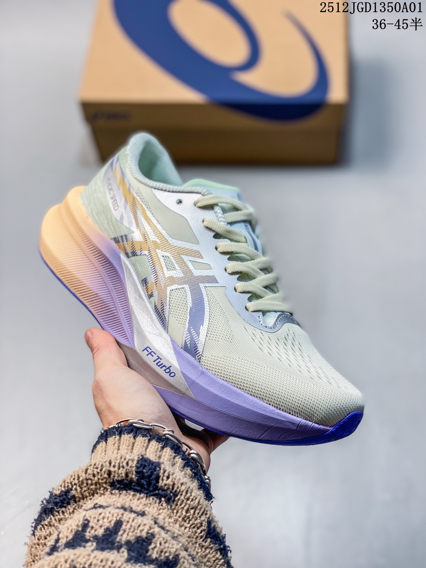 亚瑟士Asics magic speed 4​ #竞速我只选这双跑鞋 #ASICS跑鞋体验 #magicspeed4 #专业竞速跑步鞋 #asics马拉松鞋 #高回弹竞速跑步鞋 #跑鞋竞速 #asics马拉松鞋 #日常跑鞋分享 #跑鞋晋级挑战赛 #跑鞋晋级赛 #高颜值马拉松竞速跑鞋,大底用了turbo后实在软的离谱,和上一代当家产品matespeed简直没有差别,加上全掌的碳板和巨幅加厚的底部,完全是双能舒适跑完半马甚至全马的鞋.快速的回弹让人在180之上的步频下几乎无法降下步幅.但是在配速上三分半之后过份回弹的turbo却对小腿和脚腕力量有了极高的考验. 货号:1012B949-200 含半码 12JGD1350A01