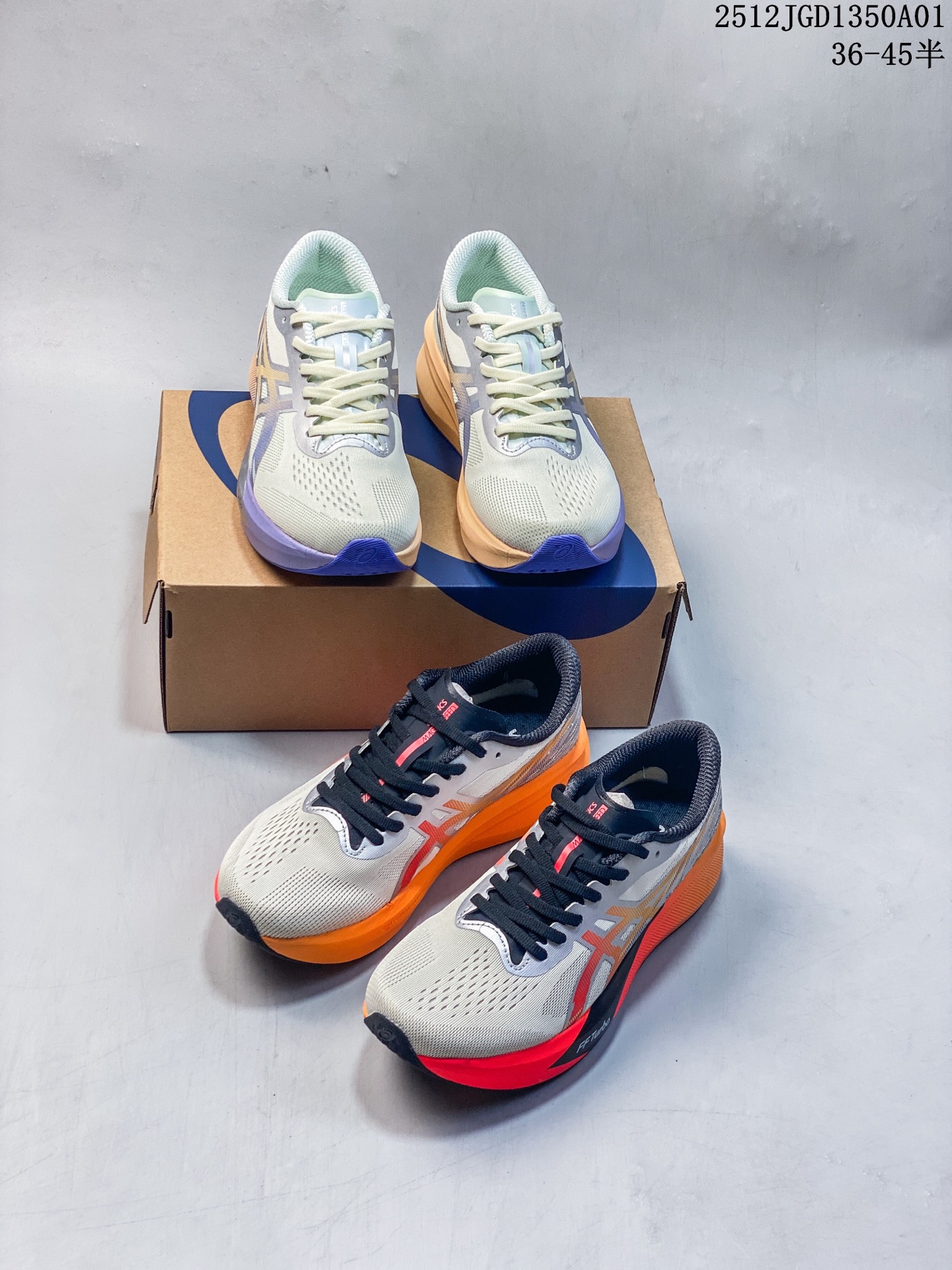 亚瑟士Asics magic speed 4​ #竞速我只选这双跑鞋 #ASICS跑鞋体验 #magicspeed4 #专业竞速跑步鞋 #asics马拉松鞋 #高回弹竞速跑步鞋 #跑鞋竞速 #asics马拉松鞋 #日常跑鞋分享 #跑鞋晋级挑战赛 #跑鞋晋级赛 #高颜值马拉松竞速跑鞋,大底用了turbo后实在软的离谱,和上一代当家产品matespeed简直没有差别,加上全掌的碳板和巨幅加厚的底部,完全是双能舒适跑完半马甚至全马的鞋.快速的回弹让人在180之上的步频下几乎无法降下步幅.但是在配速上三分半之后过份回弹的turbo却对小腿和脚腕力量有了极高的考验. 货号:1012B949-200 含半码 12JGD1350A01