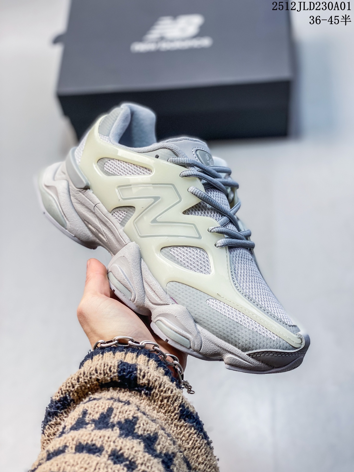 💰200
公司级✅New Balance 9060系列 新百伦 复古休闲运动慢跑鞋
鞋面大身由空间双格及磨砂鞋面拼接而生
采用大面积网眼以及麂皮材质覆盖鞋身 还原经典气质 搭载ABZORB避震科技 由泡沫聚酯制成 上脚可以有效减少由鞋底反弹对身体及双腿的冲击力
货号:U9060IAB
Size:36 37 37.5 38 38.5 39.5 40 40.5 41.5 42 42.5 43 44 45
ID:JSD101-QDZ
12JLD230A01