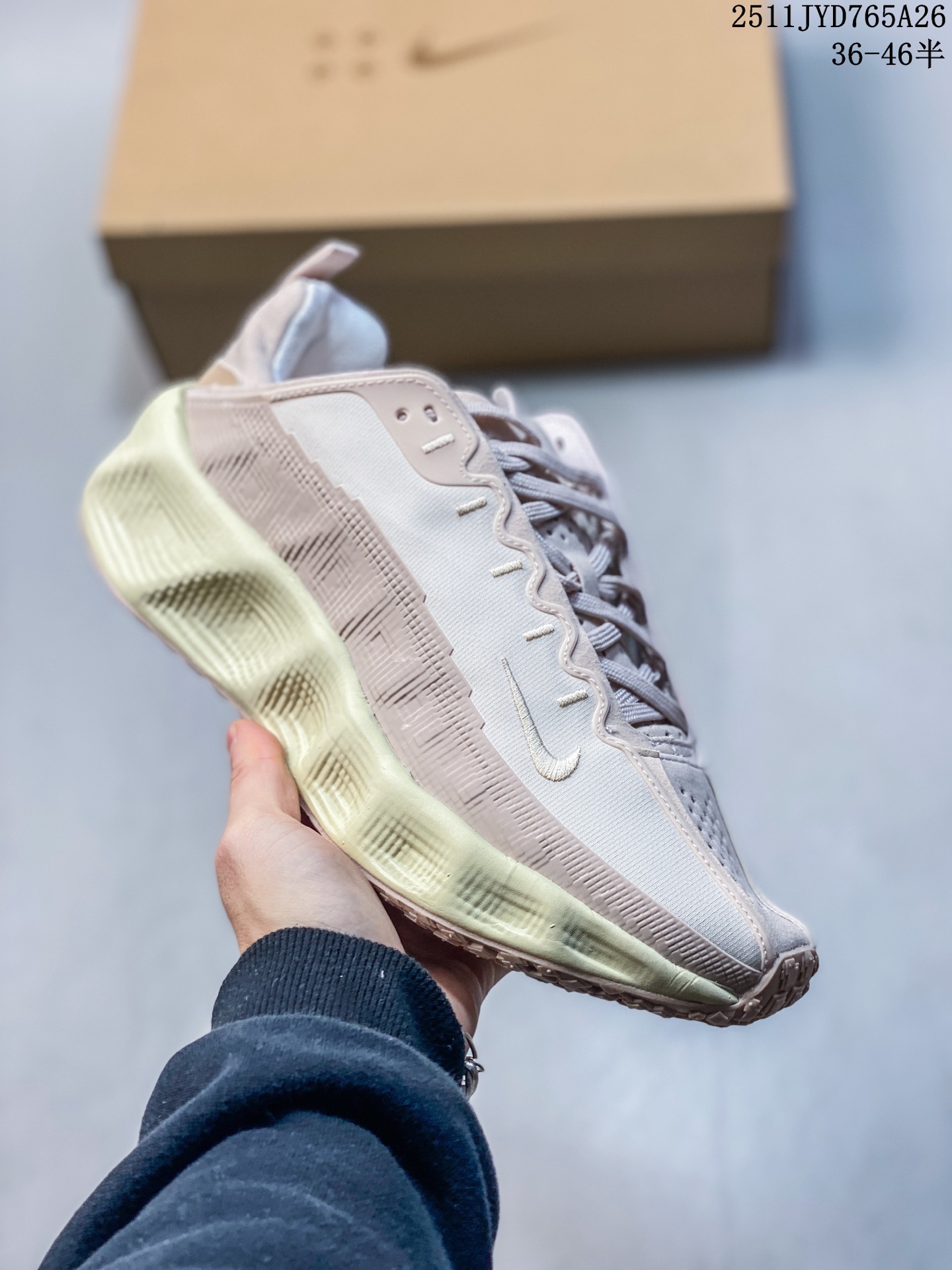 💰170
Nike Ava Rover全新鞋型 2025秋季来袭
ReactX科技底+像素化TPU 这配置太顶了!
🔥 硬核设计解析|户外机能拉满
✅ ReactX越野大底:
✨ 矩形深齿纹=山地抓地力MAX
✨ 模制侧壁支撑 崎岖地形稳如狗
✅ 未来感材质拼接:
▪️ 像素化TPU挡泥板(防泼水+防刮)
▪️ ACG同款轻量网布 透气不闷脚
✅ 三款首发配色:
▪️ 黑/红杉撞色(7.25首发)
▪️ 黑/蓝灰渐变(户外多巴胺)
▪️ 全黑隐形款(城市通勤神器)
✨ 冷知识暴击:
1️⃣ 鞋带系统暗藏 快拆机关(一秒切换模式)
2️⃣ 鞋垫印有 等高线地图(户外彩蛋)
3️⃣ 这是ReactX 首次下放至户外鞋
#机能穿搭 #户外跑鞋 #Gorpcore
(评论区蹲个山地车搭子!)🚵
货号:Nike Ava Rover
鞋码:36-46半码
11JYD765A26