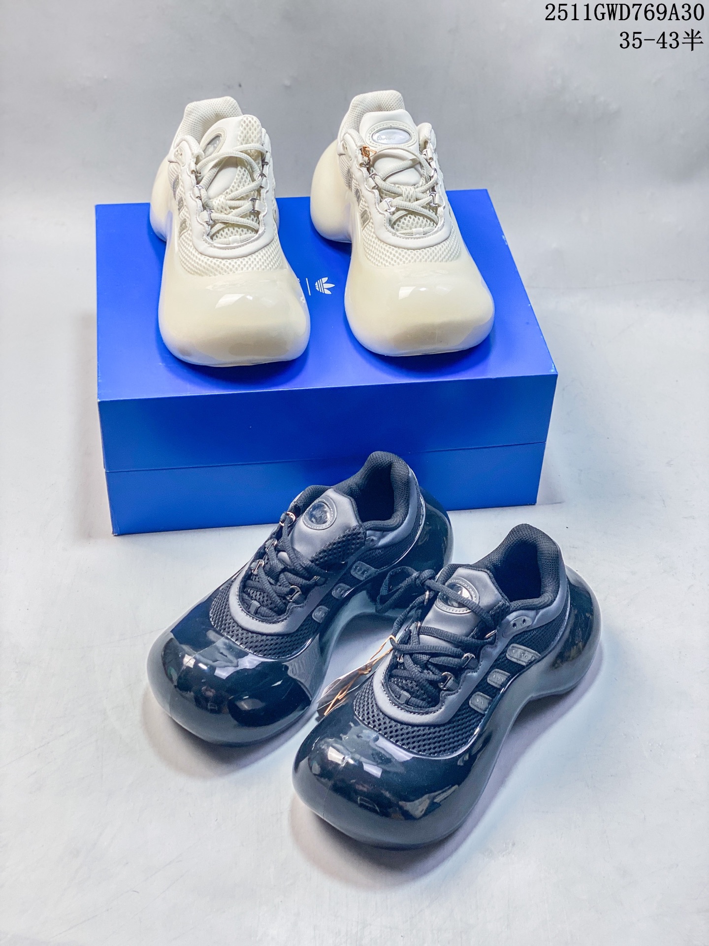 adidas originals AVAVAV联名款Moonrubber Megaride 舒适 防滑耐磨低帮生活休闲鞋,Avavav和adidas originals的第二弹联名来袭!第一弹的手指鞋只是在普通superstar外加了一个鞋套 第二弹的moonrubber直接整上新鞋型 鞋身修窄 增高明显 大底意外地有弹性 鞋舌上的泡泡标可以当解压玩具按 相比之下鞋身略显普通了 穿上确实很像小丑鞋 造型感拉满 鞋盒又大又蓝很漂亮 缺点的话足弓处可能被上包的位置顶到 最后就是价格2919又贵出新水平 但是考虑到新鞋型开发成本和品牌设计价格也不是太离谱了 货号:Ji1494 11GWD769A30