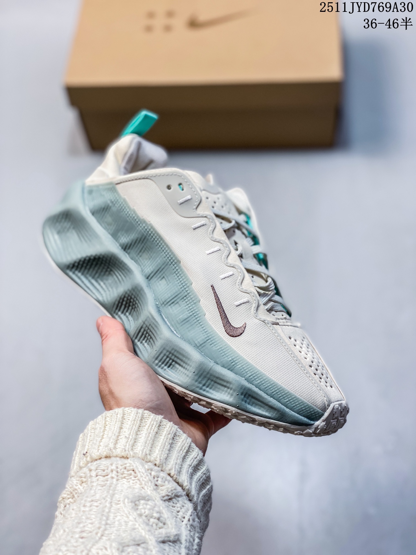 💰170
Nike Ava Rover全新鞋型 2025秋季来袭
ReactX科技底+像素化TPU 这配置太顶了!
🔥 硬核设计解析|户外机能拉满
✅ ReactX越野大底:
✨ 矩形深齿纹=山地抓地力MAX
✨ 模制侧壁支撑 崎岖地形稳如狗
✅ 未来感材质拼接:
▪️ 像素化TPU挡泥板(防泼水+防刮)
▪️ ACG同款轻量网布 透气不闷脚
✅ 三款首发配色:
▪️ 黑/红杉撞色(7.25首发)
▪️ 黑/蓝灰渐变(户外多巴胺)
▪️ 全黑隐形款(城市通勤神器)
✨ 冷知识暴击:
1️⃣ 鞋带系统暗藏 快拆机关(一秒切换模式)
2️⃣ 鞋垫印有 等高线地图(户外彩蛋)
3️⃣ 这是ReactX 首次下放至户外鞋
#机能穿搭 #户外跑鞋 #Gorpcore
(评论区蹲个山地车搭子!)🚵
货号:Nike Ava Rover
鞋码:36-46半码
11JYD769A30