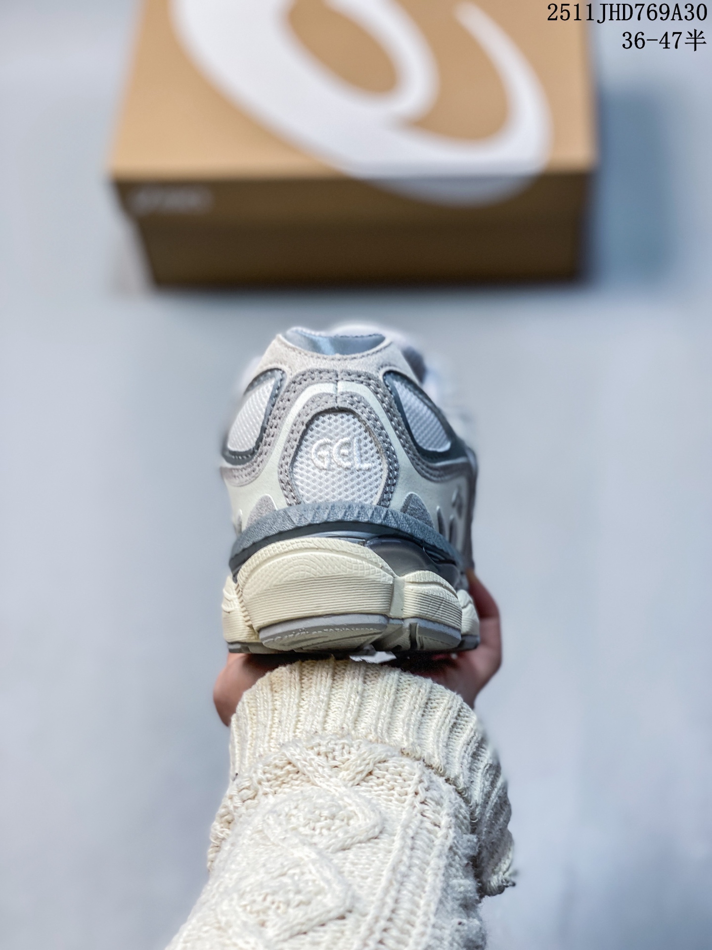 💰150 Asics NYC ASICS (亚瑟士） 是日本实业家鬼家喜八郎创立的跑鞋运动品牌，名宇想法源自著名的拉丁谚语’AnimaSana In Corpore Sano’，意为“健全的精神寓于强健的体魄”。正如其名字的含义，ASICS亚瑟 士一直坚信保持身体的健康与活力是打造健康快乐的生活方式的最佳途径。亚瑟士的跑鞋、篮球鞋等系列集专业与美貌于一身，拥有极高的热度。2016年，ASICS在“2016年日本最佳全球品牌“排行榜名列第17名。 货号：1201A789-103 Size:36～47半码 11JHD769A30