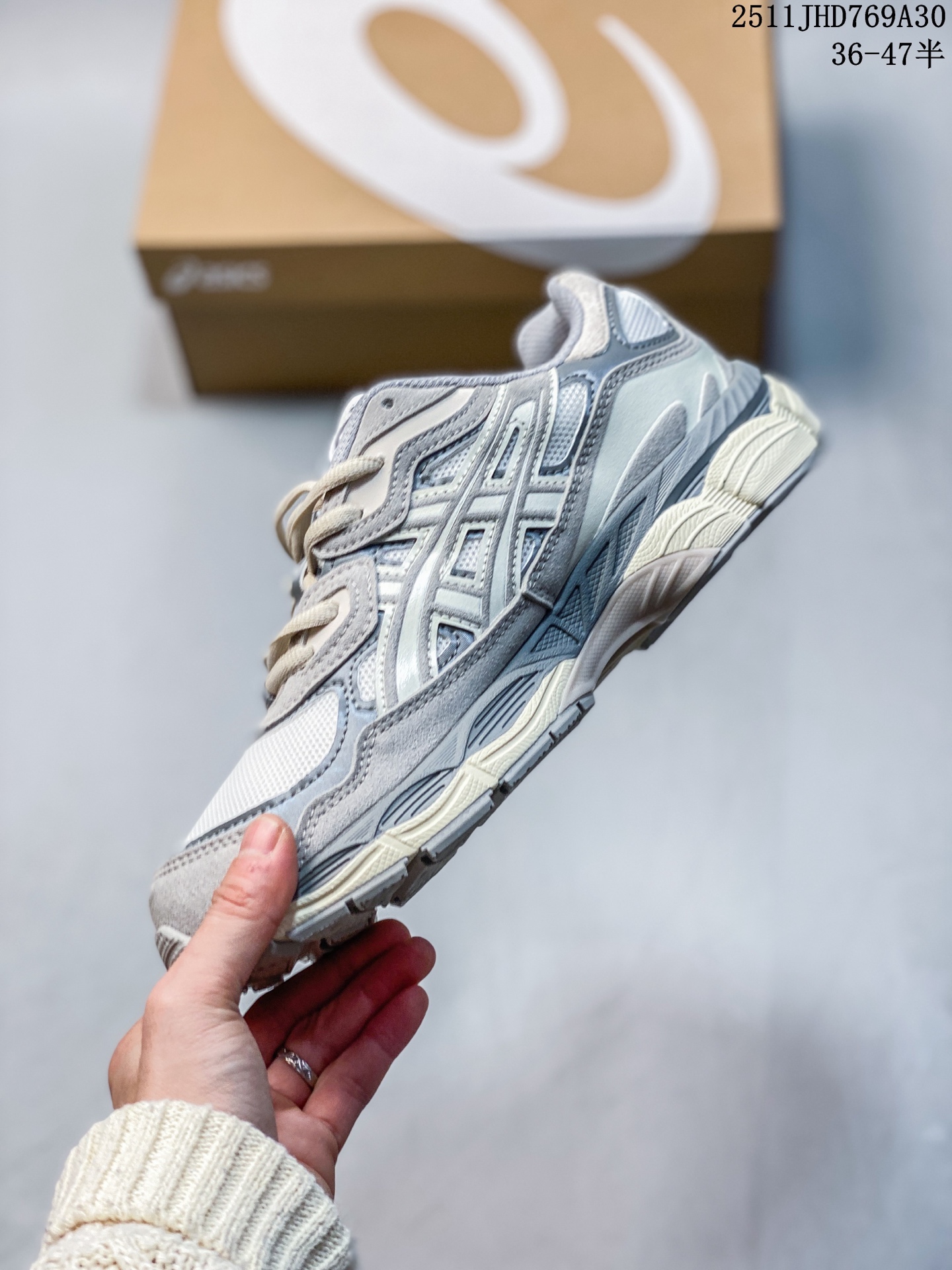 💰150 Asics NYC ASICS (亚瑟士） 是日本实业家鬼家喜八郎创立的跑鞋运动品牌，名宇想法源自著名的拉丁谚语’AnimaSana In Corpore Sano’，意为“健全的精神寓于强健的体魄”。正如其名字的含义，ASICS亚瑟 士一直坚信保持身体的健康与活力是打造健康快乐的生活方式的最佳途径。亚瑟士的跑鞋、篮球鞋等系列集专业与美貌于一身，拥有极高的热度。2016年，ASICS在“2016年日本最佳全球品牌“排行榜名列第17名。 货号：1201A789-103 Size:36～47半码 11JHD769A30