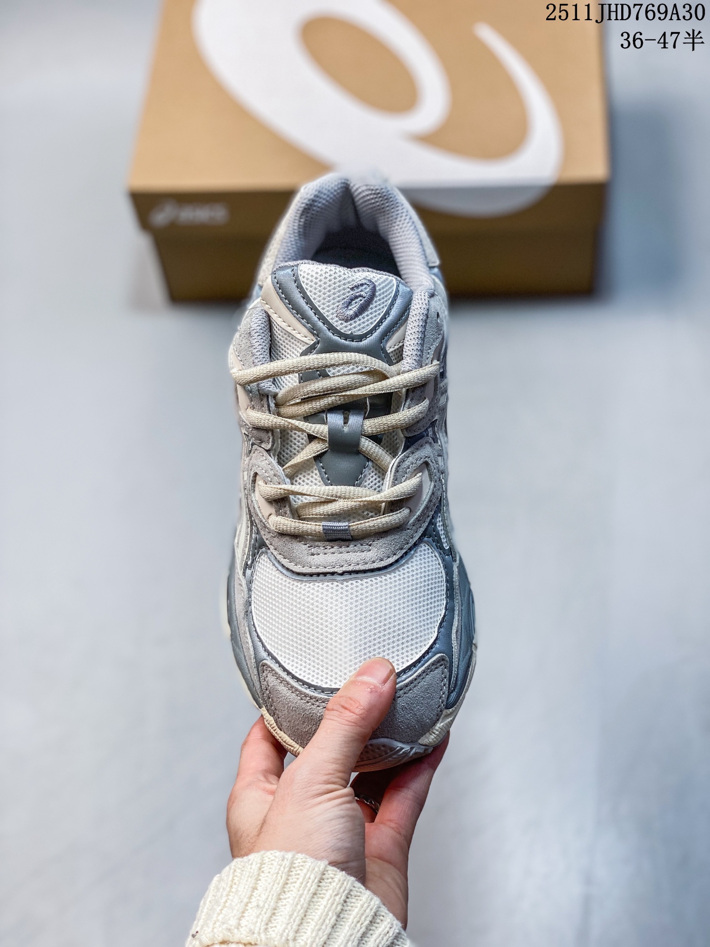 💰150 Asics NYC ASICS (亚瑟士） 是日本实业家鬼家喜八郎创立的跑鞋运动品牌，名宇想法源自著名的拉丁谚语’AnimaSana In Corpore Sano’，意为“健全的精神寓于强健的体魄”。正如其名字的含义，ASICS亚瑟 士一直坚信保持身体的健康与活力是打造健康快乐的生活方式的最佳途径。亚瑟士的跑鞋、篮球鞋等系列集专业与美貌于一身，拥有极高的热度。2016年，ASICS在“2016年日本最佳全球品牌“排行榜名列第17名。 货号：1201A789-103 Size:36～47半码 11JHD769A30