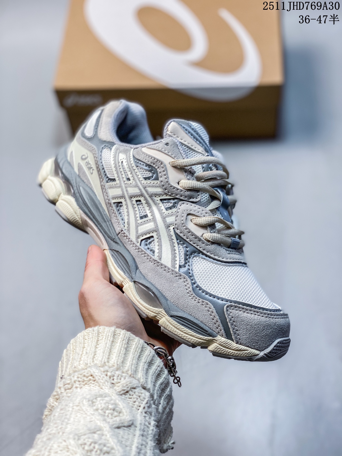 💰150 Asics NYC ASICS (亚瑟士） 是日本实业家鬼家喜八郎创立的跑鞋运动品牌，名宇想法源自著名的拉丁谚语’AnimaSana In Corpore Sano’，意为“健全的精神寓于强健的体魄”。正如其名字的含义，ASICS亚瑟 士一直坚信保持身体的健康与活力是打造健康快乐的生活方式的最佳途径。亚瑟士的跑鞋、篮球鞋等系列集专业与美貌于一身，拥有极高的热度。2016年，ASICS在“2016年日本最佳全球品牌“排行榜名列第17名。 货号：1201A789-103 Size:36～47半码 11JHD769A30