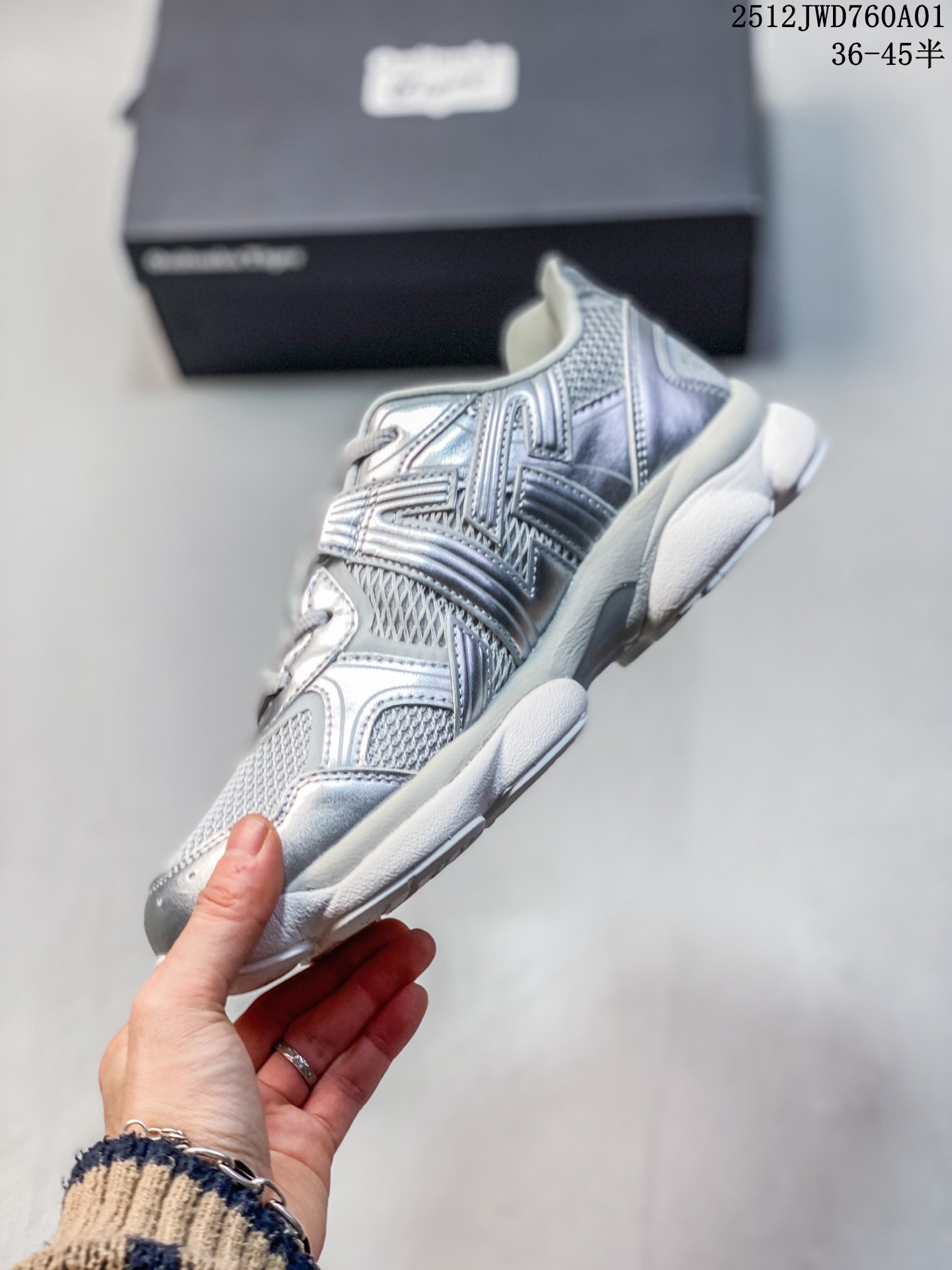 💰180
公司级:Onitsuka Tiger鬼塚虎 ULTI RS TIGRUN 时尚百搭 耐磨 低帮运动休闲鞋
全新ICON LOGO 采用特色网布和皮革的异材质拼接 轻量且富有弹性的材质 赋予双脚弹跳般的穿着感 前掌与后跟两处可视化GEL胶 提升缓震性能 外置TRUSSTIC中桥 增强稳定性 流线型鞋底融入了品牌象征的老虎图案 带来强烈的视觉冲击 兼顾弯曲性与缓震
从1980至2000年代的跑鞋中汲取灵感 将弹性脚感与时尚设计巧妙融合 成为都市风格穿搭的理想之选
货号:1183C478-020
尺码:36-45半
12JWD760A01