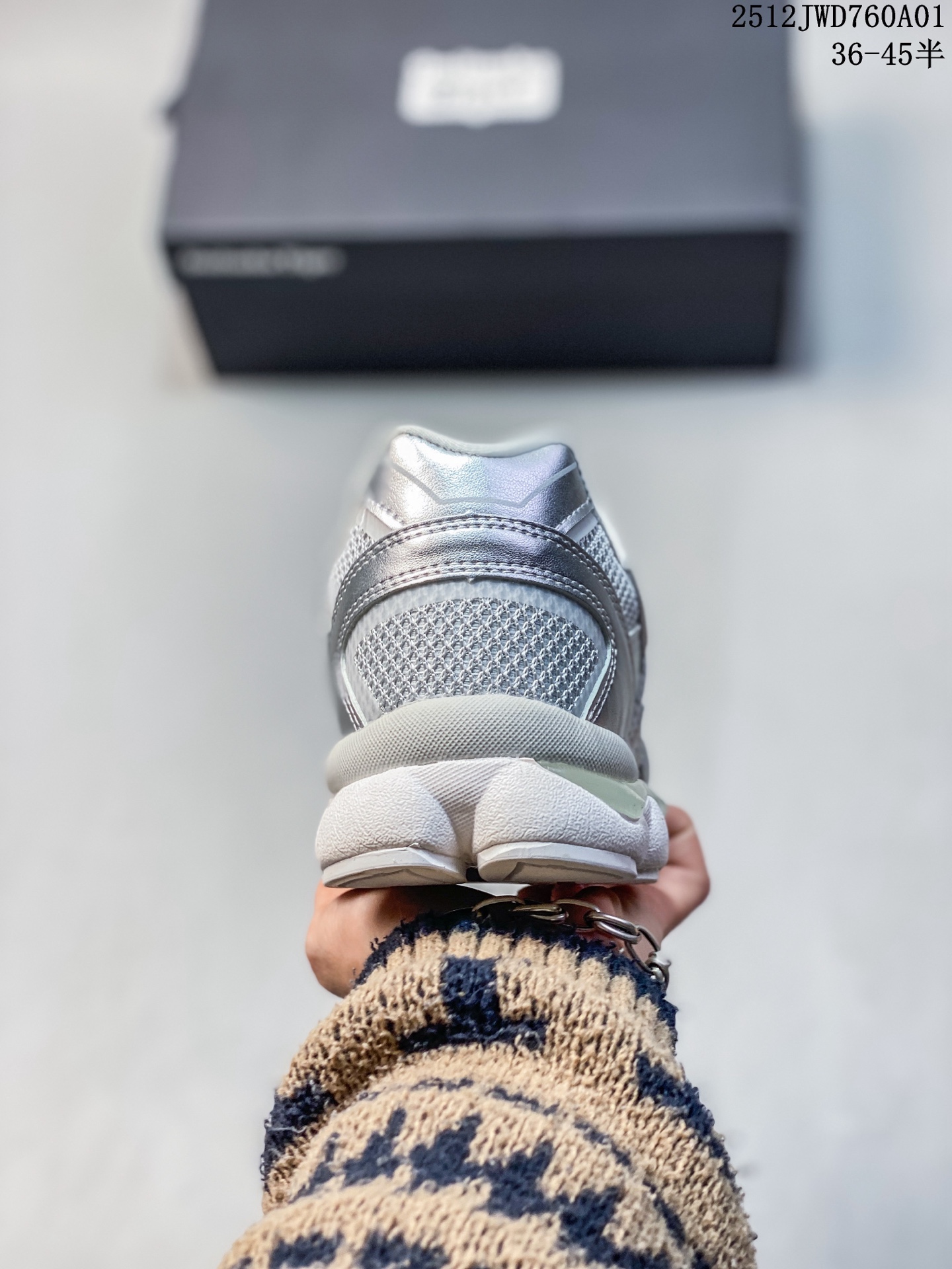 💰180
公司级:Onitsuka Tiger鬼塚虎 ULTI RS TIGRUN 时尚百搭 耐磨 低帮运动休闲鞋
全新ICON LOGO 采用特色网布和皮革的异材质拼接 轻量且富有弹性的材质 赋予双脚弹跳般的穿着感 前掌与后跟两处可视化GEL胶 提升缓震性能 外置TRUSSTIC中桥 增强稳定性 流线型鞋底融入了品牌象征的老虎图案 带来强烈的视觉冲击 兼顾弯曲性与缓震
从1980至2000年代的跑鞋中汲取灵感 将弹性脚感与时尚设计巧妙融合 成为都市风格穿搭的理想之选
货号:1183C478-020
尺码:36-45半
12JWD760A01