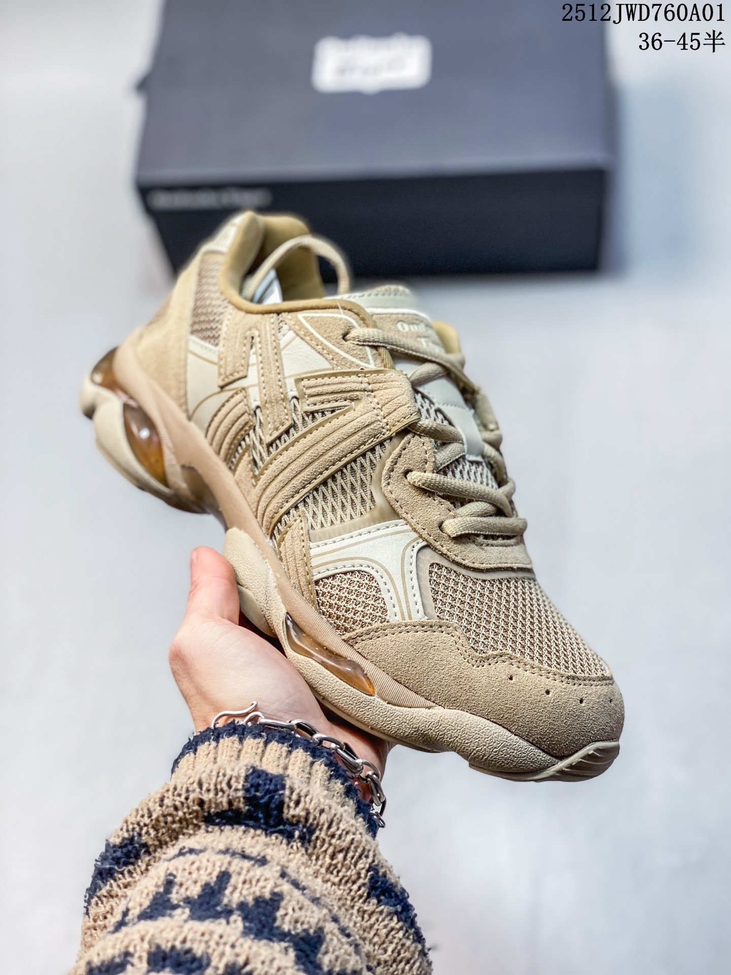 💰180
公司级:Onitsuka Tiger鬼塚虎 ULTI RS TIGRUN 时尚百搭 耐磨 低帮运动休闲鞋
全新ICON LOGO 采用特色网布和皮革的异材质拼接 轻量且富有弹性的材质 赋予双脚弹跳般的穿着感 前掌与后跟两处可视化GEL胶 提升缓震性能 外置TRUSSTIC中桥 增强稳定性 流线型鞋底融入了品牌象征的老虎图案 带来强烈的视觉冲击 兼顾弯曲性与缓震
从1980至2000年代的跑鞋中汲取灵感 将弹性脚感与时尚设计巧妙融合 成为都市风格穿搭的理想之选
货号:1183C478-020
尺码:36-45半
12JWD760A01