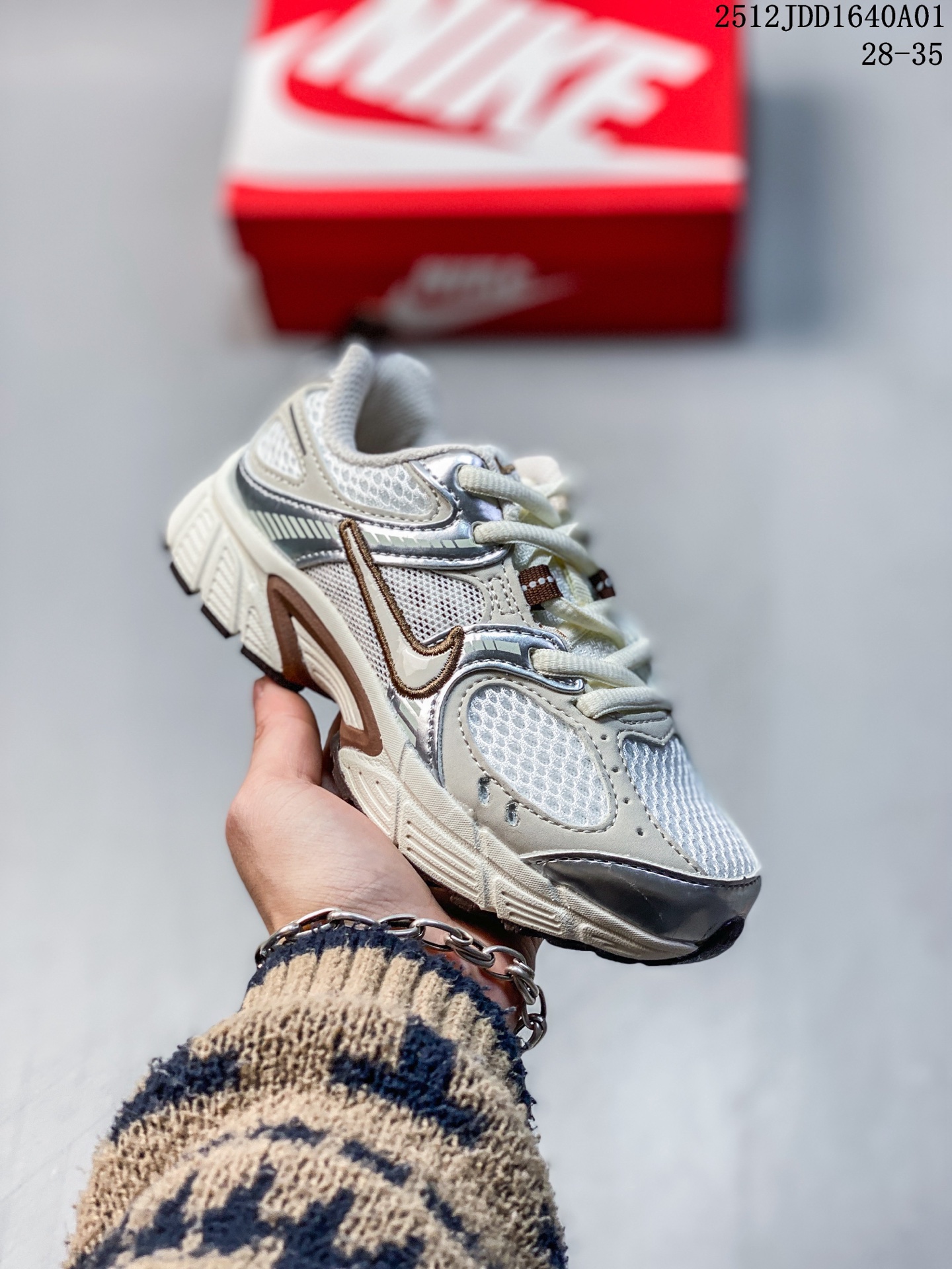 童鞋:Nike V5 RNR 耐克 舒适百搭防滑耐磨 低帮休闲鞋 鞋面是大网孔设计 透气性超强 夏天穿完全不会闷脚 特别适合现在这种天气 中底是泡棉材质 脚感特别舒适 走一天脚都不会累 而且这双鞋一年四季都能穿 无论是日常休闲 慢跑还是通勤 都能轻松驾驭 JDD1640A01