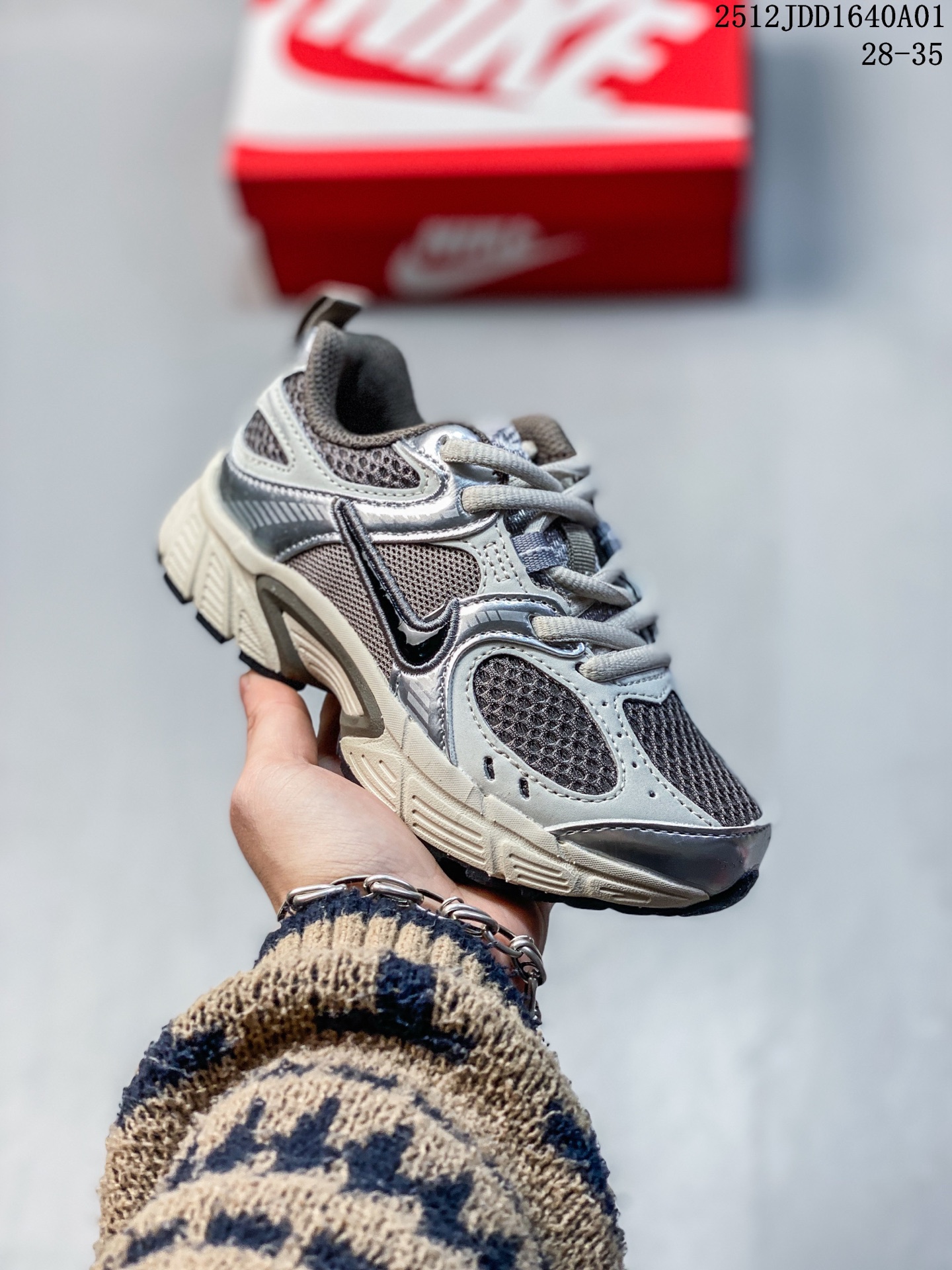 童鞋:Nike V5 RNR 耐克 舒适百搭防滑耐磨 低帮休闲鞋 鞋面是大网孔设计 透气性超强 夏天穿完全不会闷脚 特别适合现在这种天气 中底是泡棉材质 脚感特别舒适 走一天脚都不会累 而且这双鞋一年四季都能穿 无论是日常休闲 慢跑还是通勤 都能轻松驾驭 JDD1640A01