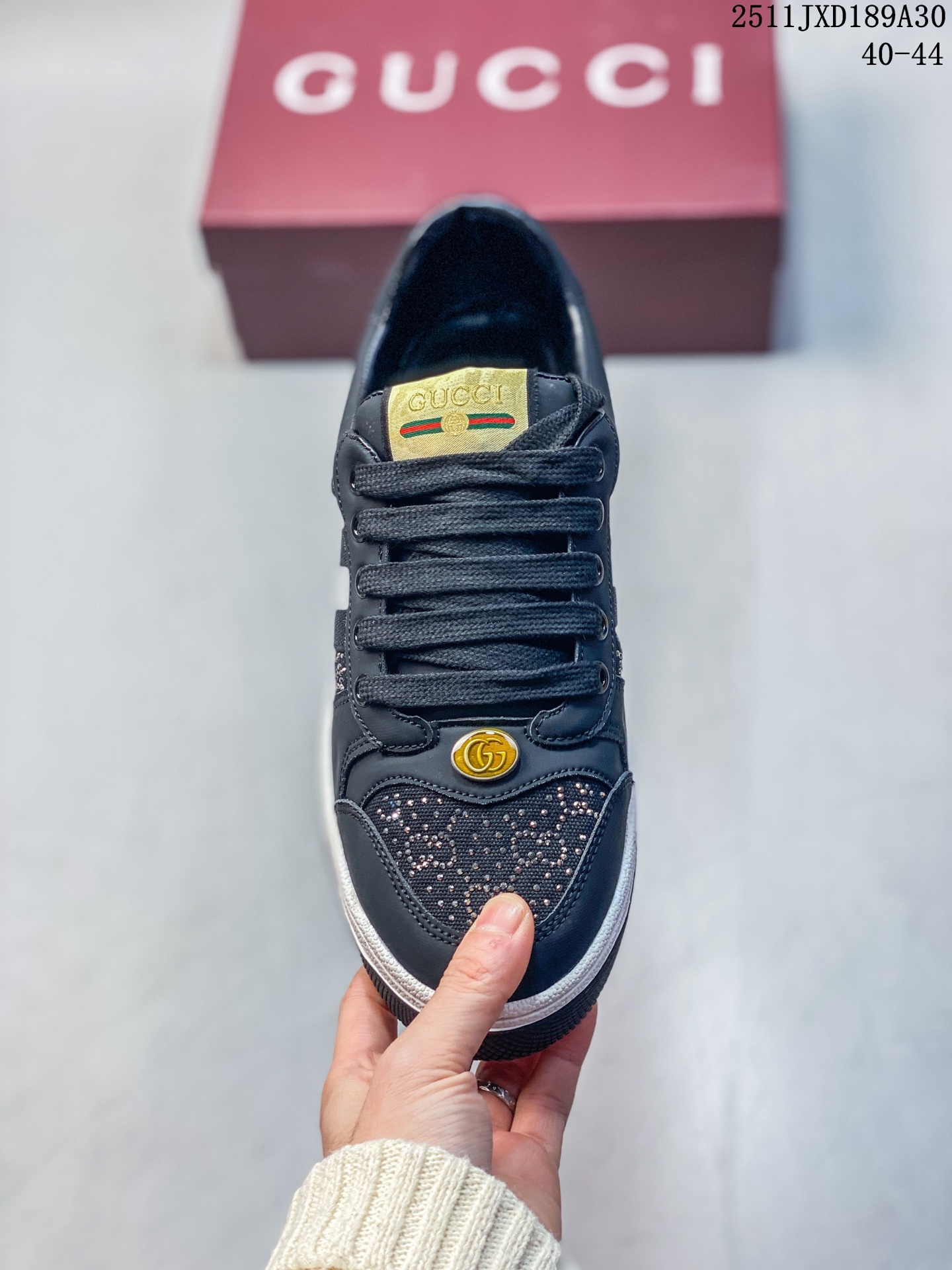 💰160
GUCCI/古驰 采用纯棉GG提花布组合头层小牛皮革饰片鞋面材质,饰金属双G椭圆形珐琅细节,搭载超软猪皮软糯内里,内嵌超软皮内里灌注缓震PU脚垫,全新加厚双层TPR隔色鞋底❗️全新厚底脏脏面包鞋来了🔥意大利时装奢饰品牌·古驰Gucci Double Screener Platform GG Sneaker Low 双倍原型系列低帮复古松糕百搭胖丁厚底板鞋 546163 A39G1
类型:男鞋
码数:40 41 42 43 44
编码:251130355.822
11JXD189A30