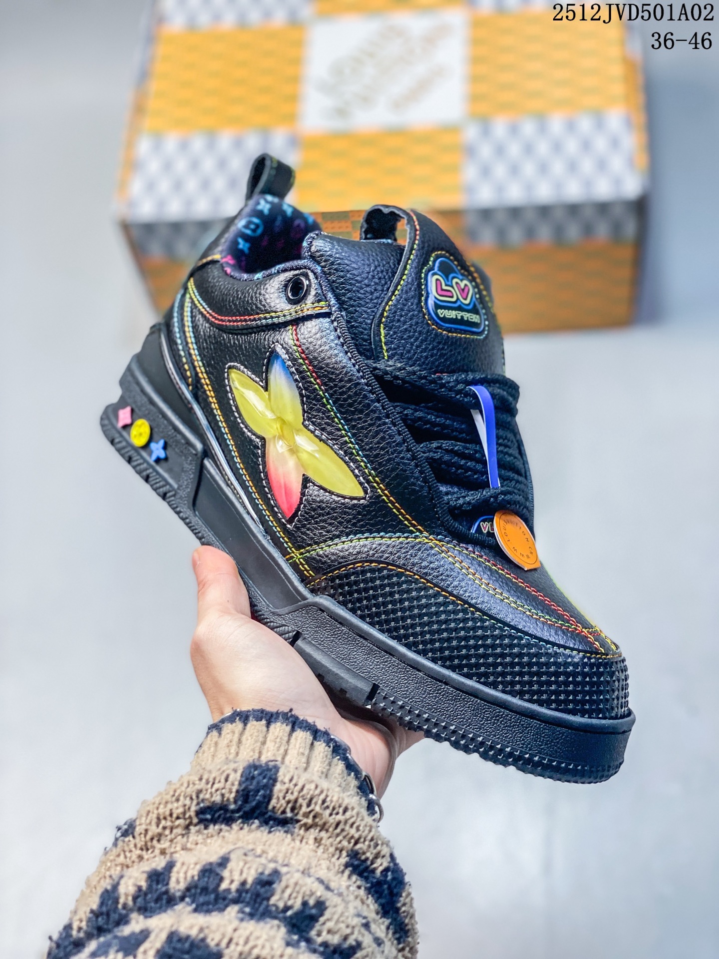 💰190 路易威登 Louis Vuitton LV路易威登板鞋 时尚运动鞋潮厚底增高男女鞋。舒适防滑底和百搭性霸屏整个时尚娱乐圈，细节调整完美主义！采用柔软帆布皮革拼接鞋面，独家开模大底， 侧边采用3D打印标志性Logo 尽显贵族时尚气息，配带正品全套包装。全新LV路易威登Louis vuitton Trainer Sneaker Low 休闲运动文化百搭板鞋 12JVD501A02