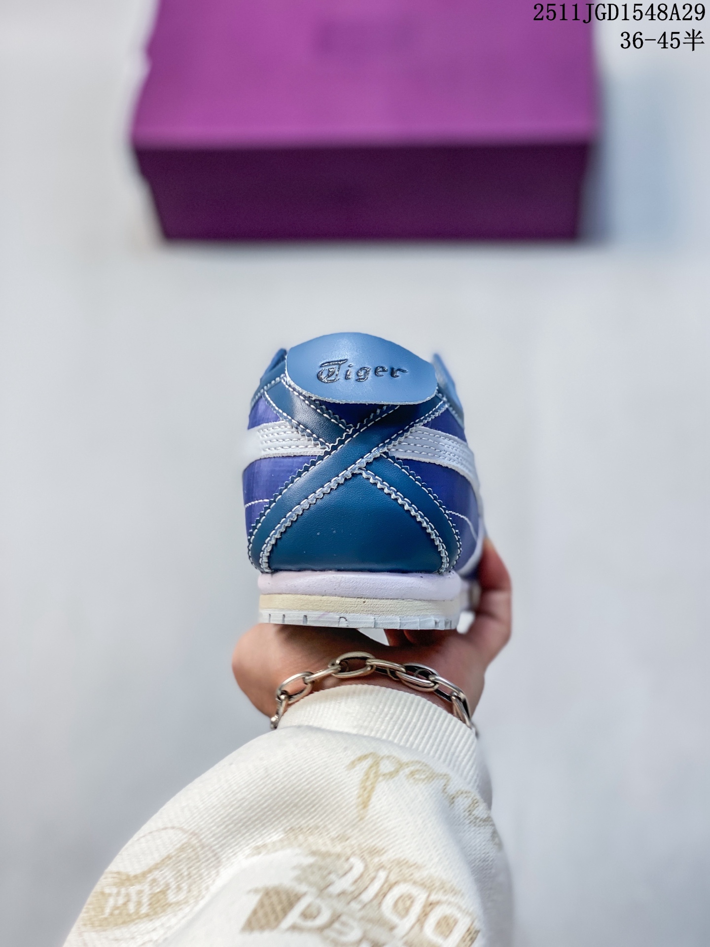 💰140 公司级✅Onitsuka Tiger NIPPON MADE 鬼冢虎手工鞋系列 最高版本MEXICO 66 DELUXE メキシコ 66 デラックス独家!同步官方,手工鞋新款三联吊牌!系带/免系带两用穿法!高密度双层组合中底板,根据楦头形状预定型,完美贴合脚弓!高弹性EVA成型鞋垫,支撑性能强,可以缓冲双足压力,减轻疲劳! 货号:1183C460-400 Size:36 37 37.5 38 39 39.5 40.5 41.5 42 42.5 43.5 44 45 11JGD1548A29