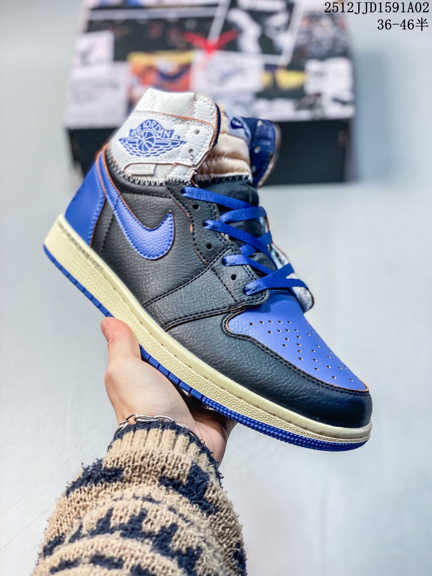 Fragment Design x Union x Jordan Air Jordan 1 Retro High Og Nrg 三方联名款 牛皮 舒适 防滑 高帮 复古篮球鞋 男女同款 Air Jordan 1于1985年推出,是耐克第一双以乔丹名字命名的篮球鞋,正是这双鞋,开启了一个时代.Air Jordan 1外形的灵感来自于在当年风靡一时的AirForce 1,同时降低中底厚度,减轻重量,增加贴地感,并采用了后掌Air Sole气垫和最经典的飞翼Logo来自于当时的Nike创意总监Peter Moore. JJD1541A02