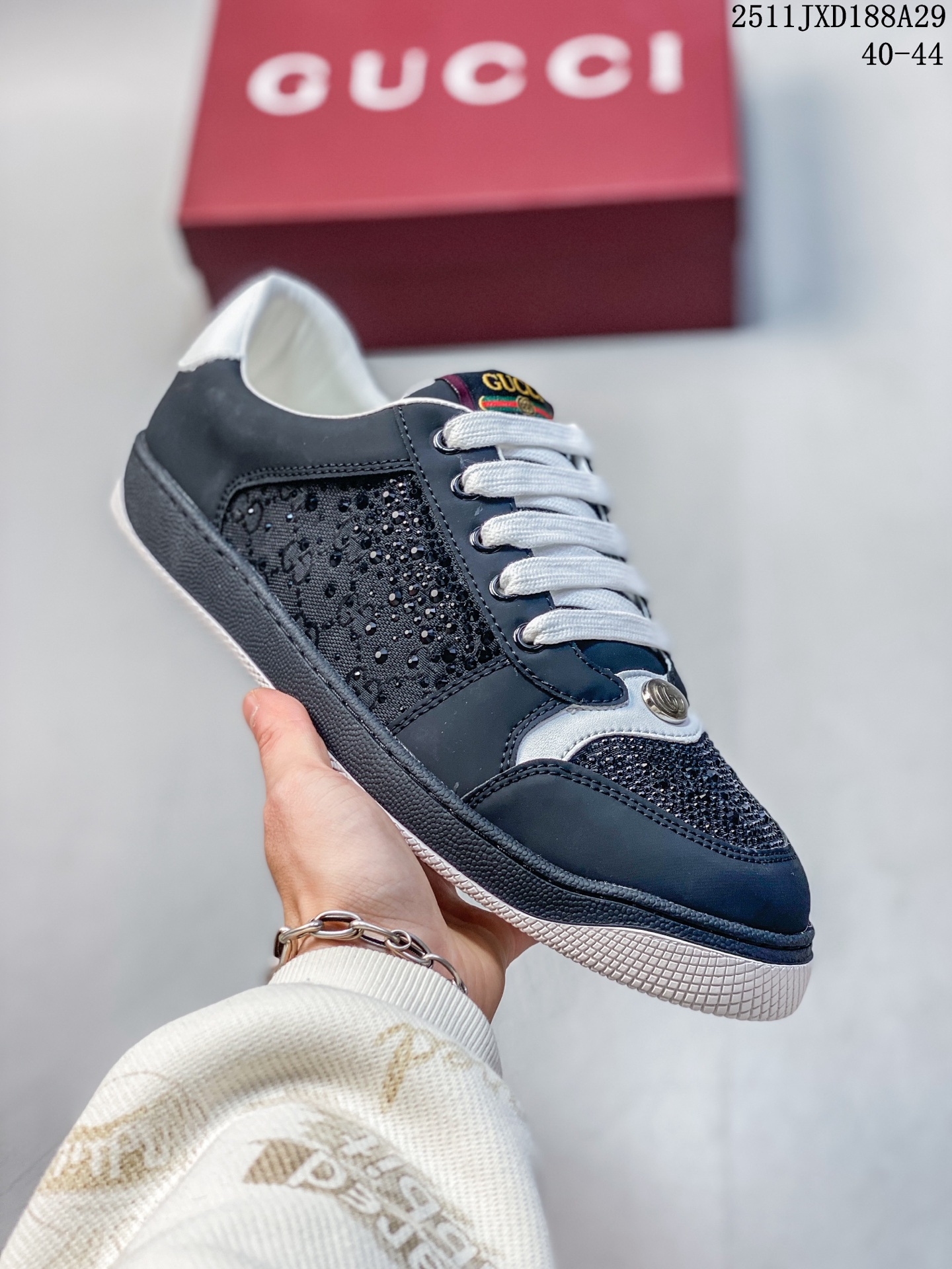 💰160
GUCCI/古驰 采用纯棉GG提花布组合头层小牛皮革饰片鞋面材质,饰金属双G椭圆形珐琅细节,搭载超软猪皮软糯内里,内嵌超软皮内里灌注缓震PU脚垫,全新加厚双层TPR隔色鞋底❗️全新厚底脏脏面包鞋来了🔥意大利时装奢饰品牌·古驰Gucci Double Screener Platform GG Sneaker Low 双倍原型系列低帮复古松糕百搭胖丁厚底板鞋 546163 A39G1
类型:男鞋
码数:40 41 42 43 44
编码:251130355.822
11JXD188A29