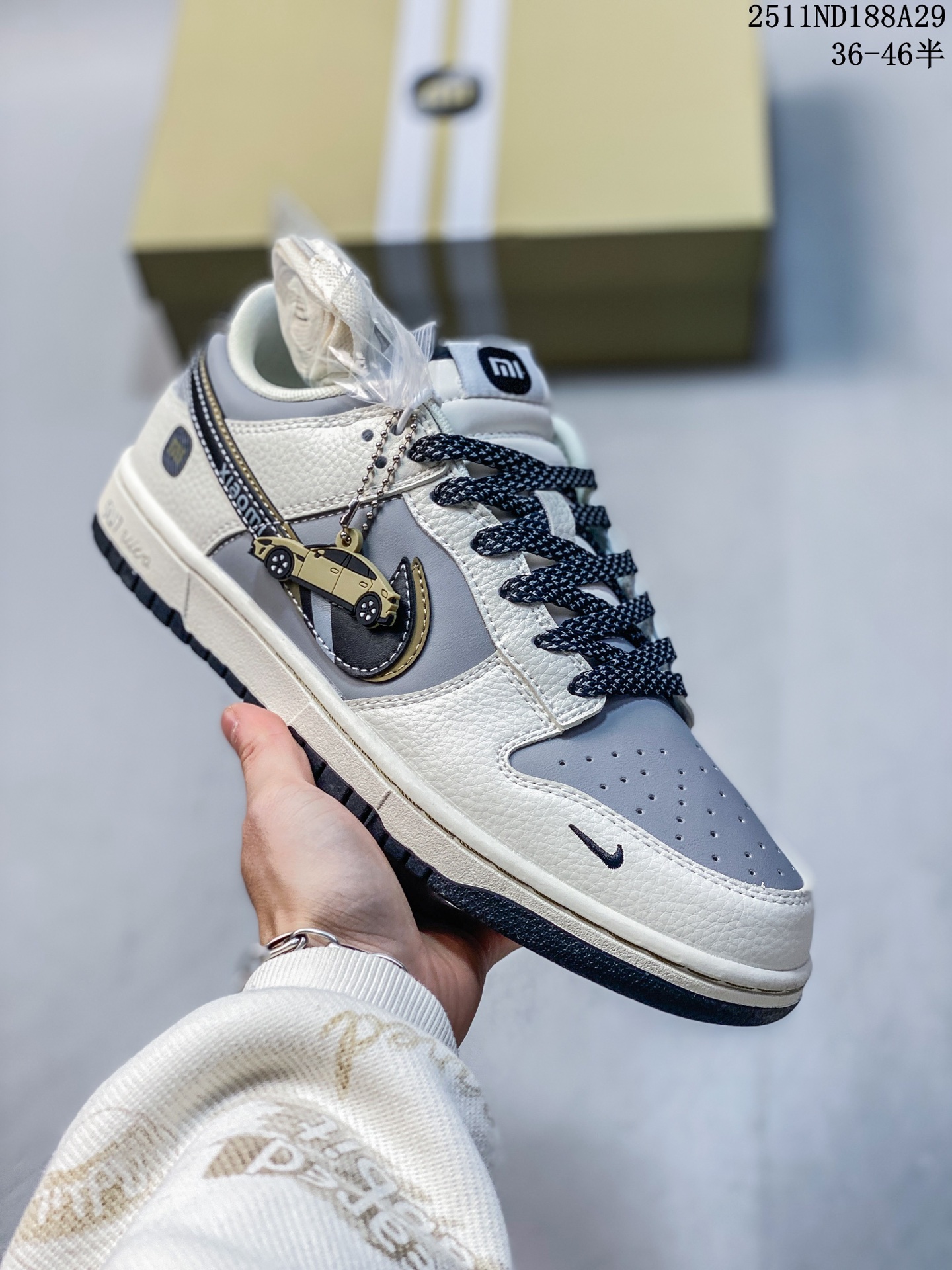 💰110
Nike/耐克 男女鞋半码制，更新数据窄楦翘头版型，采用荔枝纹牛剖革组合磨砂革鞋面材质，鞋垫嵌EVA缓震物料，窄版翘头耐磨橡胶大底❗️创意定制小米汽车旗下纯电动轿车SU7 Ultra联名配色,耐克Nike SB Dunk Low"SU7 Ultra"扣篮系列低帮休闲运动滑板板鞋“米白灰黑红小米汽车涂鸦 XX3168-165

类型：男女鞋
码数：36 36.5 37.5 38 38.5 39 40 40.5 41 42 42.5 43 44 45 46
编码：251130305.822
11ND188A29