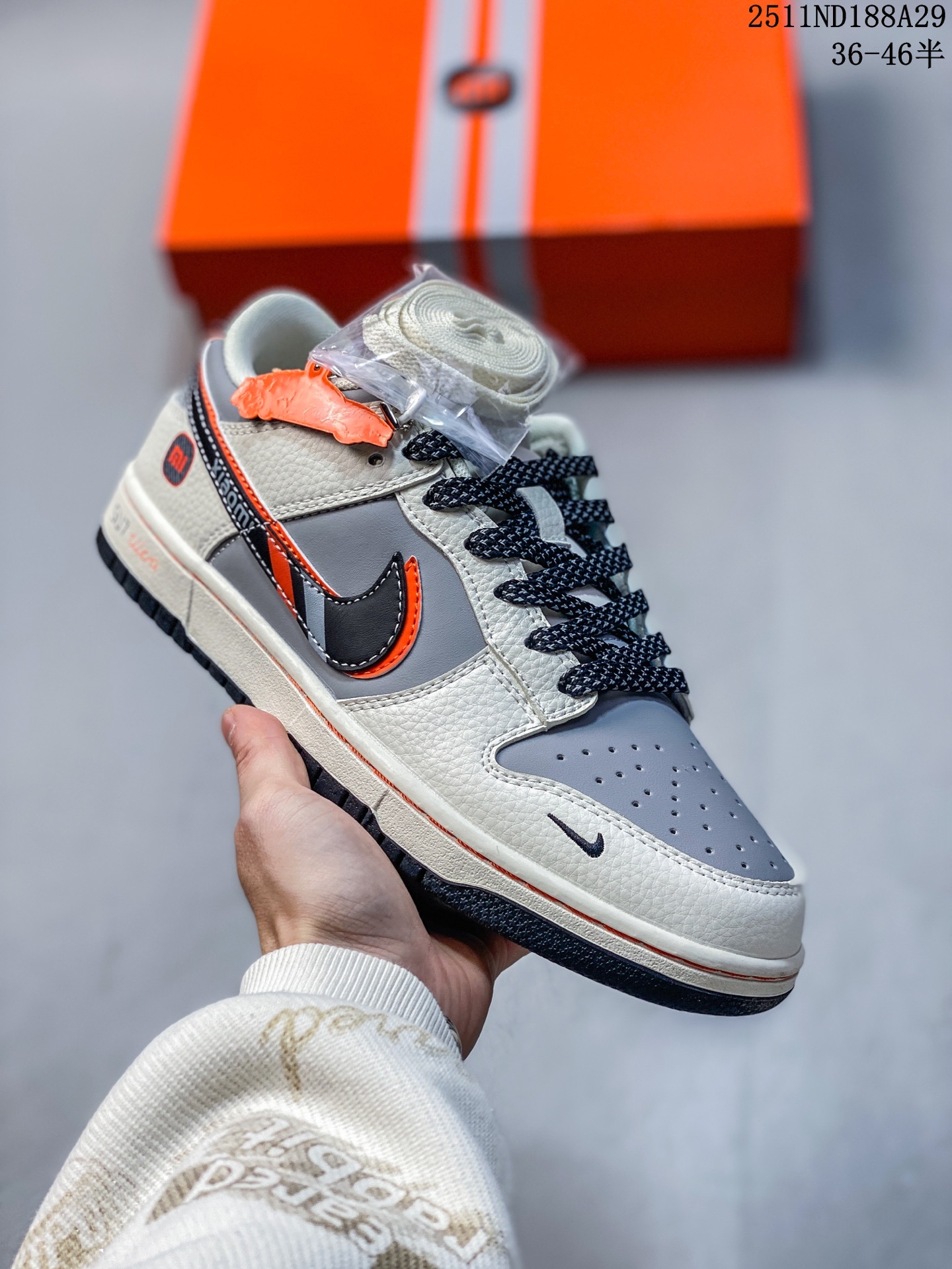 💰110
Nike/耐克 男女鞋半码制，更新数据窄楦翘头版型，采用荔枝纹牛剖革组合磨砂革鞋面材质，鞋垫嵌EVA缓震物料，窄版翘头耐磨橡胶大底❗️创意定制小米汽车旗下纯电动轿车SU7 Ultra联名配色,耐克Nike SB Dunk Low"SU7 Ultra"扣篮系列低帮休闲运动滑板板鞋“米白灰黑红小米汽车涂鸦 XX3168-165

类型：男女鞋
码数：36 36.5 37.5 38 38.5 39 40 40.5 41 42 42.5 43 44 45 46
编码：251130305.822
11ND188A29