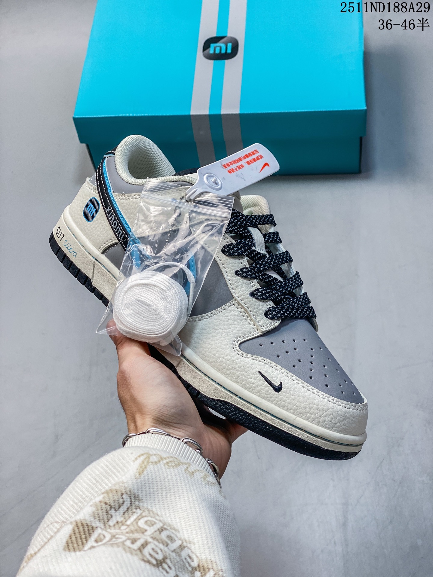 💰110
Nike/耐克 男女鞋半码制，更新数据窄楦翘头版型，采用荔枝纹牛剖革组合磨砂革鞋面材质，鞋垫嵌EVA缓震物料，窄版翘头耐磨橡胶大底❗️创意定制小米汽车旗下纯电动轿车SU7 Ultra联名配色,耐克Nike SB Dunk Low"SU7 Ultra"扣篮系列低帮休闲运动滑板板鞋“米白灰黑红小米汽车涂鸦 XX3168-165

类型：男女鞋
码数：36 36.5 37.5 38 38.5 39 40 40.5 41 42 42.5 43 44 45 46
编码：251130305.822
11ND188A29