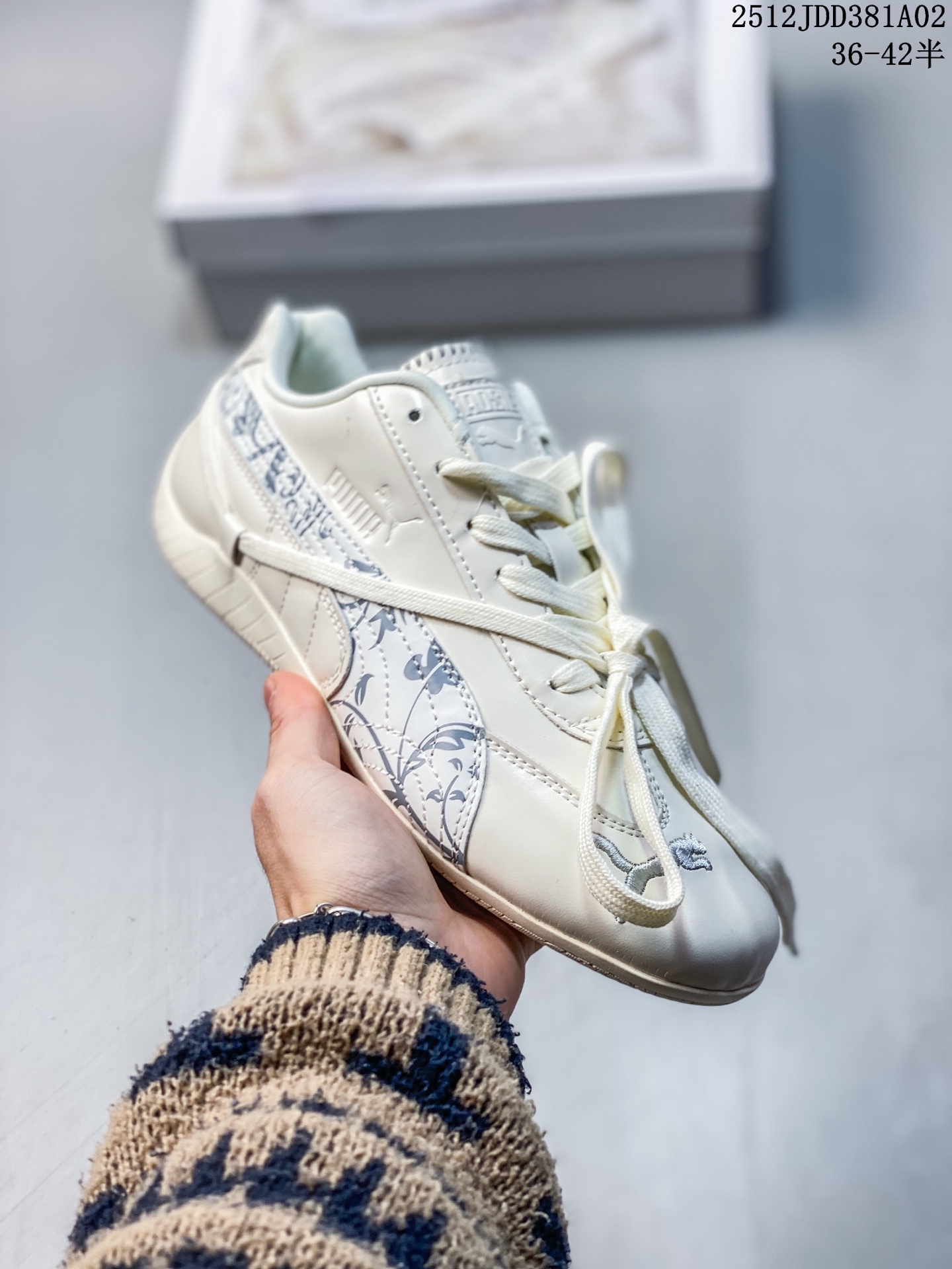 Rose x PUMA彪马 Speedcat 系列 联名款 赛车 德训双鞋带 绑带休闲运动低帮板鞋 以趣味十足又前卫复古的设计引领潮流 将赛道精神融入街头时尚 开启前卫竞速之旅 主打前卫复古风 Roma鞋款的鞋侧以复古的流线造型 缀以宝马经典Logo 巧妙吸睛 而Speedcat鞋款以亮眼三色条纹元素缀以舒适鞋面 赋予了独特的个性美学 演绎赛车的无尽能量 货号404390 半 12JDD381A02