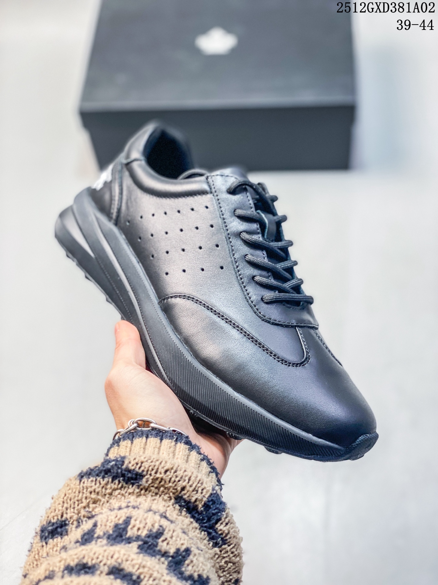 💰260
Descente 迪桑特休闲板鞋，男款设计，迪桑特Cron Racer系列是一款融合日系极简设计与功能科技的多场景休闲鞋‌，核心特点如下：1. 核心功能与技术，‌全天候防滑大底‌：适配都市通勤、雨天出行等场景‌。‌EVA缓震层+TPU抗扭片‌：降低骑行、露营等轻运动后的足部疲劳感‌。‌易打理材质‌：牛皮革与麂皮拼接鞋面（好打理皮面）+抗污设计+抗菌鞋垫，适合学生、宝妈等高频使用人群‌，2. 设计风格与穿搭。‌日系复古跑鞋风‌：哑光皮革与翻毛皮材质，突出City Boy风格‌。‌薄款夏季设计‌：无海绵填充的织物贴合结构，适合炎热天气‌。‌适用场景‌：轻户外徒步、都市运动，鞋底纹路设计增强地形适应性‌，简约又百搭，通勤、运动都能轻松驾驭，衣橱里必须有一双！小白鞋款流线型设计，修脚显瘦，配任何衣服都毫无压力，时尚感爆棚！
12GXD381A02