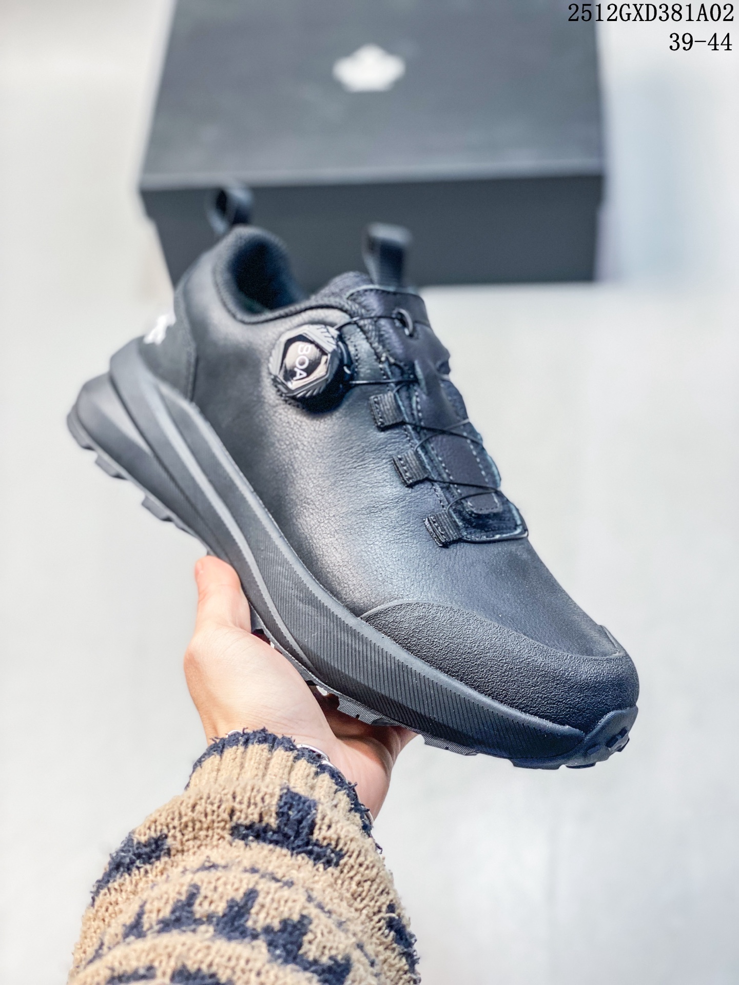 💰260
Descente 迪桑特休闲板鞋，男款设计，迪桑特Cron Racer系列是一款融合日系极简设计与功能科技的多场景休闲鞋‌，核心特点如下：1. 核心功能与技术，‌全天候防滑大底‌：适配都市通勤、雨天出行等场景‌。‌EVA缓震层+TPU抗扭片‌：降低骑行、露营等轻运动后的足部疲劳感‌。‌易打理材质‌：牛皮革与麂皮拼接鞋面（好打理皮面）+抗污设计+抗菌鞋垫，适合学生、宝妈等高频使用人群‌，2. 设计风格与穿搭。‌日系复古跑鞋风‌：哑光皮革与翻毛皮材质，突出City Boy风格‌。‌薄款夏季设计‌：无海绵填充的织物贴合结构，适合炎热天气‌。‌适用场景‌：轻户外徒步、都市运动，鞋底纹路设计增强地形适应性‌，简约又百搭，通勤、运动都能轻松驾驭，衣橱里必须有一双！小白鞋款流线型设计，修脚显瘦，配任何衣服都毫无压力，时尚感爆棚！
12GXD381A02