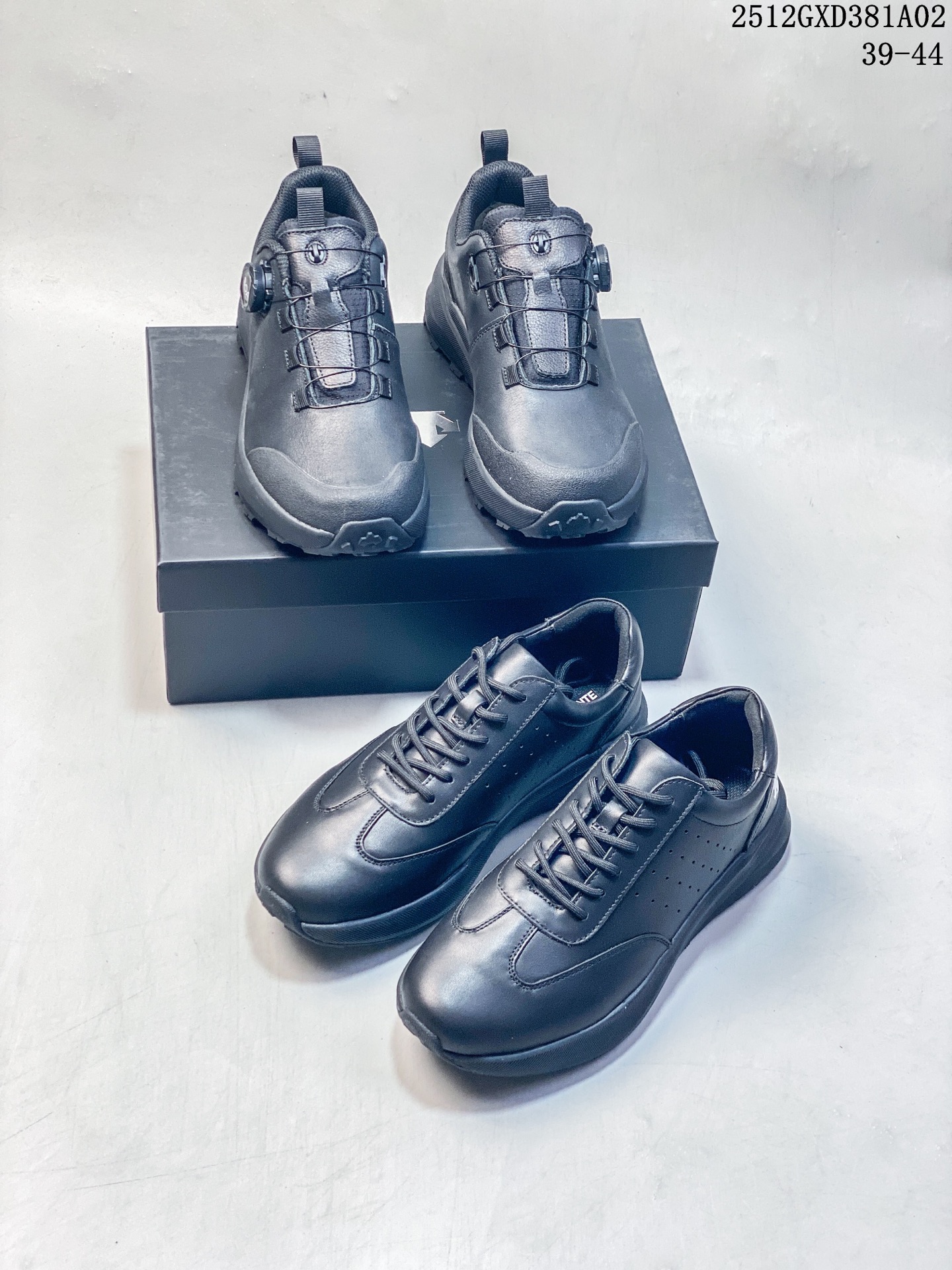 🈴️💰260
Descente 迪桑特休闲板鞋，男款设计，迪桑特Cron Racer系列是一款融合日系极简设计与功能科技的多场景休闲鞋‌，核心特点如下：1. 核心功能与技术，‌全天候防滑大底‌：适配都市通勤、雨天出行等场景‌。‌EVA缓震层+TPU抗扭片‌：降低骑行、露营等轻运动后的足部疲劳感‌。‌易打理材质‌：牛皮革与麂皮拼接鞋面（好打理皮面）+抗污设计+抗菌鞋垫，适合学生、宝妈等高频使用人群‌，2. 设计风格与穿搭。‌日系复古跑鞋风‌：哑光皮革与翻毛皮材质，突出City Boy风格‌。‌薄款夏季设计‌：无海绵填充的织物贴合结构，适合炎热天气‌。‌适用场景‌：轻户外徒步、都市运动，鞋底纹路设计增强地形适应性‌，简约又百搭，通勤、运动都能轻松驾驭，衣橱里必须有一双！小白鞋款流线型设计，修脚显瘦，配任何衣服都毫无压力，时尚感爆棚！
12GXD381A02