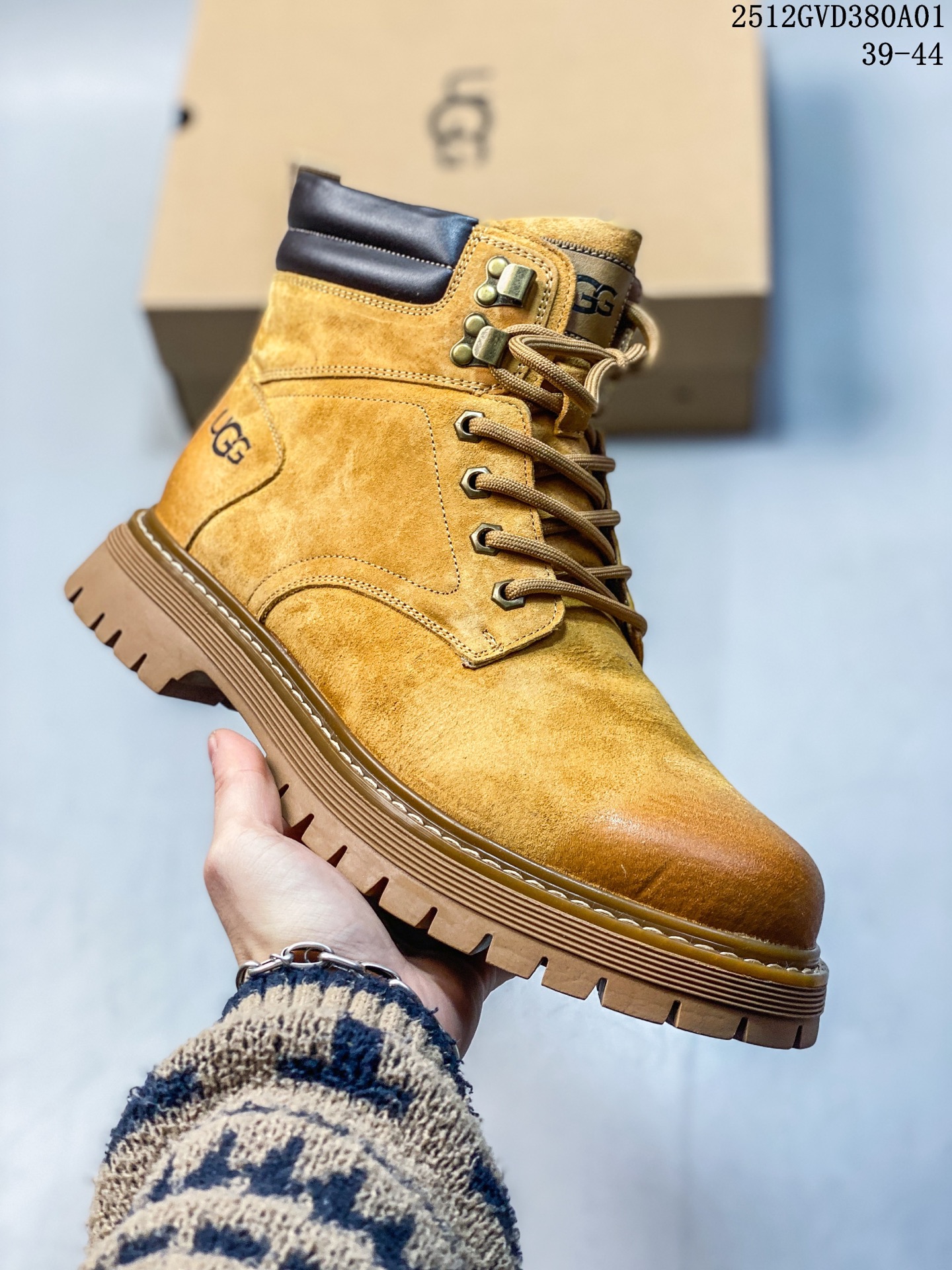 💰💰270
UGG 秋冬新品（毛绒一体内里🔥保暖锁热）秋冬必备 户外中帮休闲马丁靴雪地靴系列 广东大厂品质 秋冬新款 时尚潮流搭配 面料釆用意大利进口磨砂牛皮 全鞋真牛皮材料 大底到五金都是代工厂原材料制作 好货不杀猪  首单质量严格把控 全套官网统一包装 今年冬季防寒户外专用产品 日常随意搭配 型男必备‼美国轻奢品牌【UGG】Tasman Weather Hybrid 塔斯曼混合系列中帮轻量休闲马丁靴“
尺码：38-44（比运动鞋大一码）
12GVD380A01