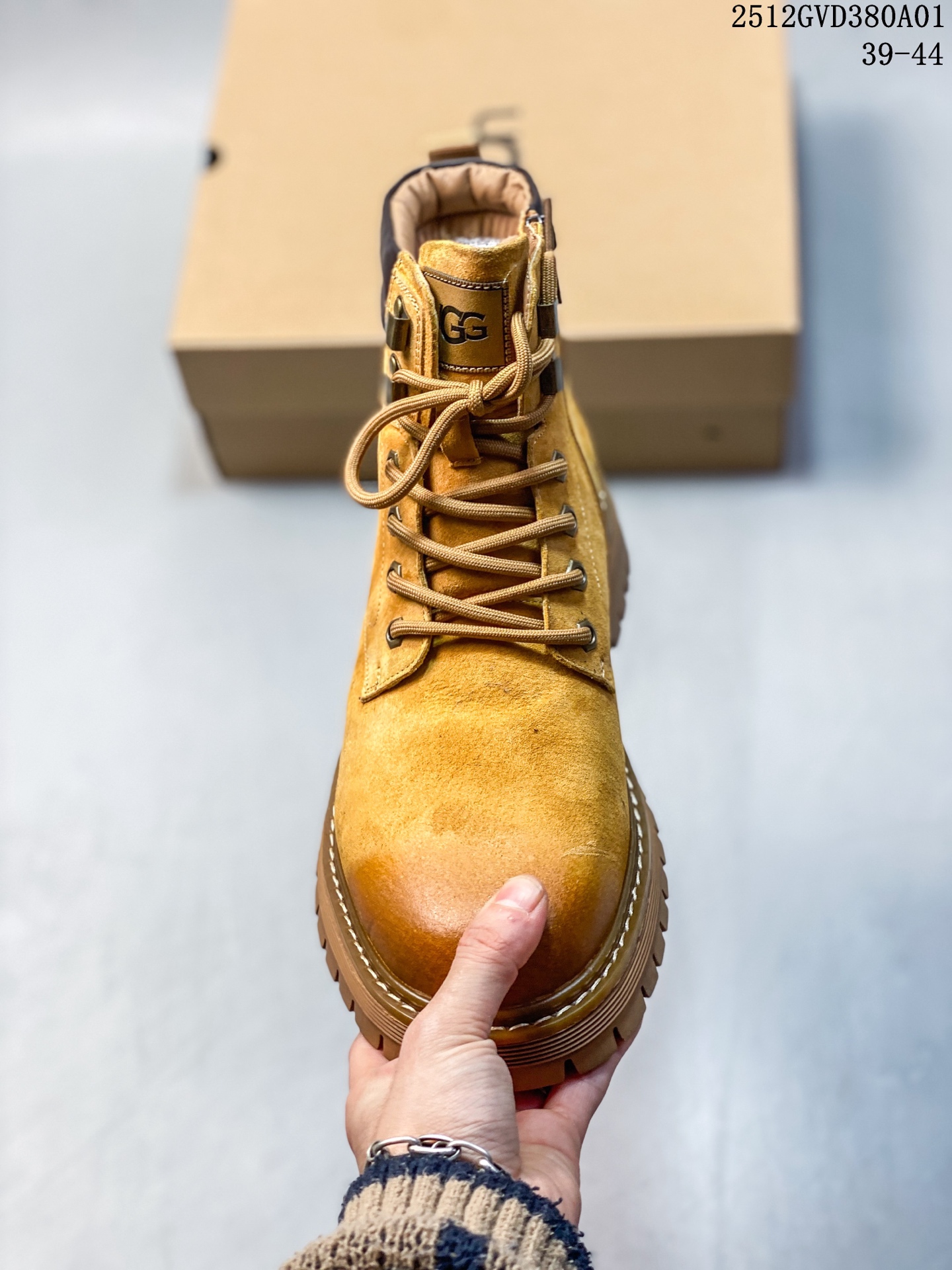 💰💰270
UGG 秋冬新品（毛绒一体内里🔥保暖锁热）秋冬必备 户外中帮休闲马丁靴雪地靴系列 广东大厂品质 秋冬新款 时尚潮流搭配 面料釆用意大利进口磨砂牛皮 全鞋真牛皮材料 大底到五金都是代工厂原材料制作 好货不杀猪  首单质量严格把控 全套官网统一包装 今年冬季防寒户外专用产品 日常随意搭配 型男必备‼美国轻奢品牌【UGG】Tasman Weather Hybrid 塔斯曼混合系列中帮轻量休闲马丁靴“
尺码：38-44（比运动鞋大一码）
12GVD380A01