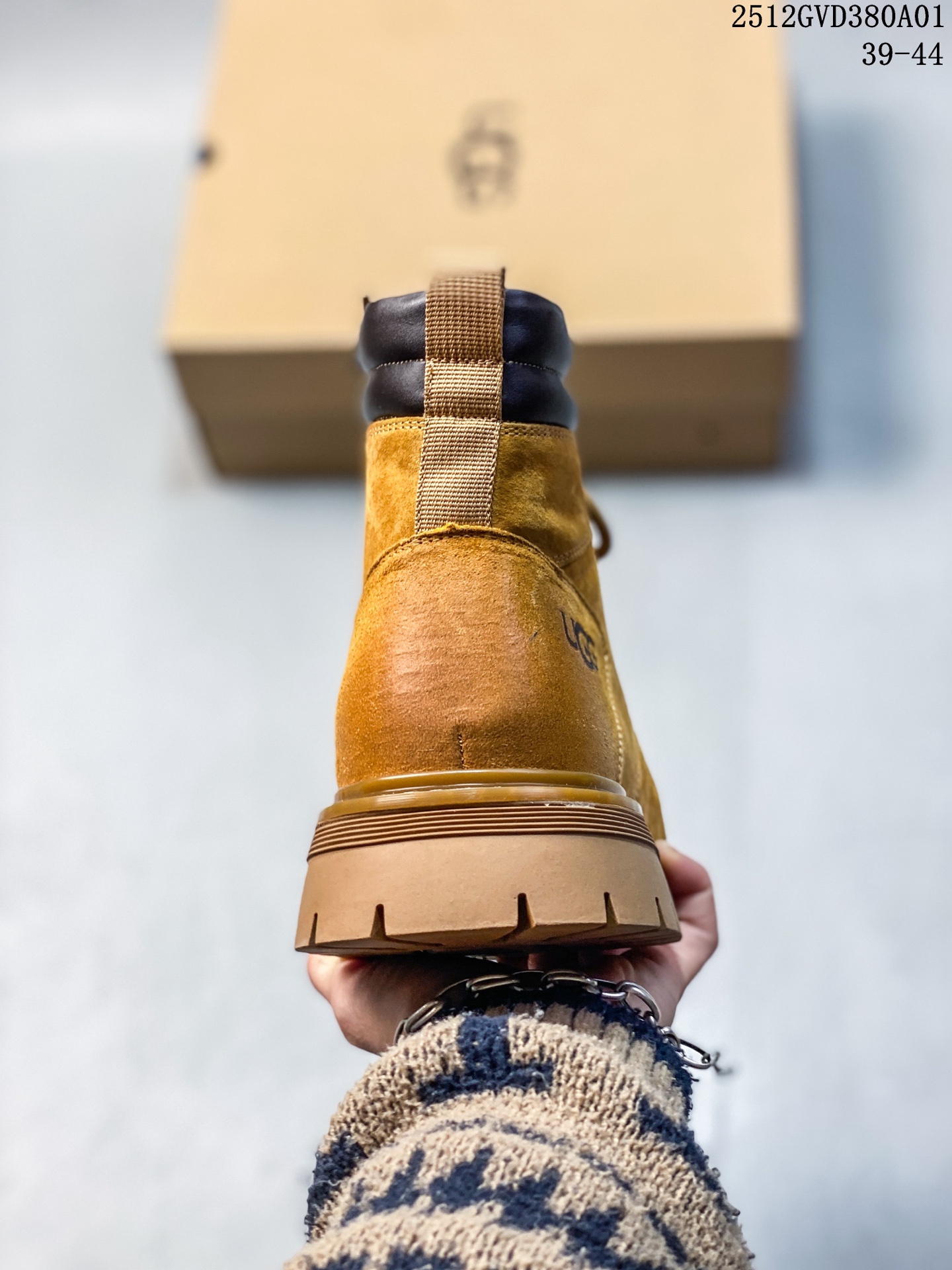 💰💰270
UGG 秋冬新品（毛绒一体内里🔥保暖锁热）秋冬必备 户外中帮休闲马丁靴雪地靴系列 广东大厂品质 秋冬新款 时尚潮流搭配 面料釆用意大利进口磨砂牛皮 全鞋真牛皮材料 大底到五金都是代工厂原材料制作 好货不杀猪  首单质量严格把控 全套官网统一包装 今年冬季防寒户外专用产品 日常随意搭配 型男必备‼美国轻奢品牌【UGG】Tasman Weather Hybrid 塔斯曼混合系列中帮轻量休闲马丁靴“
尺码：38-44（比运动鞋大一码）
12GVD380A01