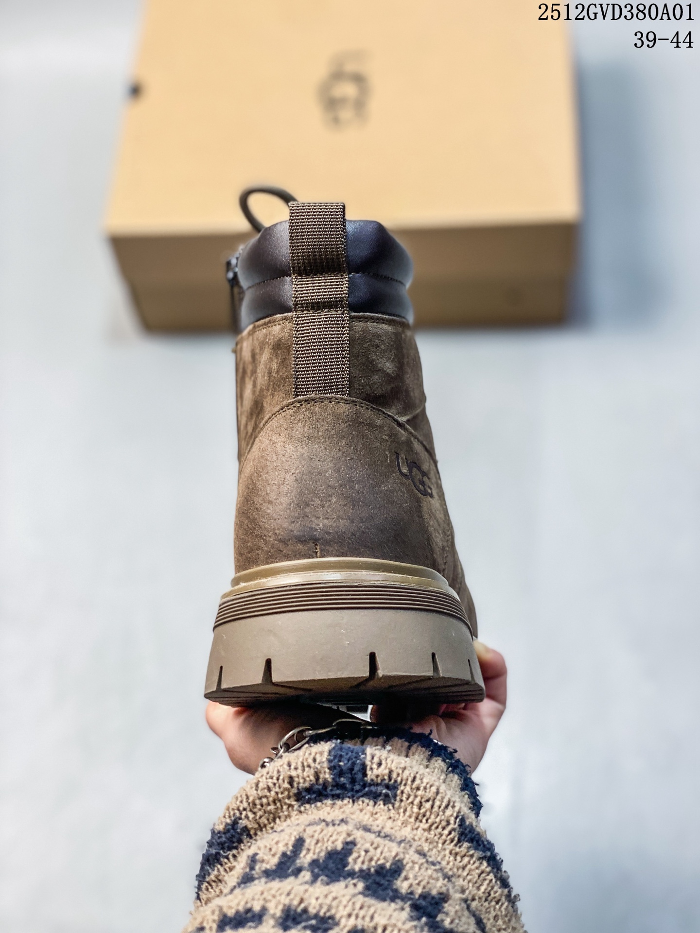 💰💰270
UGG 秋冬新品（毛绒一体内里🔥保暖锁热）秋冬必备 户外中帮休闲马丁靴雪地靴系列 广东大厂品质 秋冬新款 时尚潮流搭配 面料釆用意大利进口磨砂牛皮 全鞋真牛皮材料 大底到五金都是代工厂原材料制作 好货不杀猪  首单质量严格把控 全套官网统一包装 今年冬季防寒户外专用产品 日常随意搭配 型男必备‼美国轻奢品牌【UGG】Tasman Weather Hybrid 塔斯曼混合系列中帮轻量休闲马丁靴“
尺码：38-44（比运动鞋大一码）
12GVD380A01