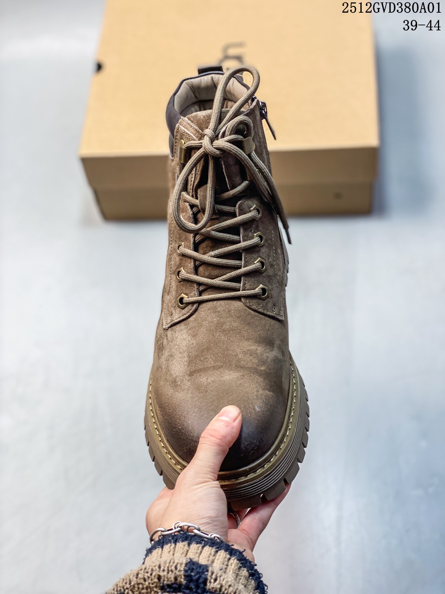 💰💰270
UGG 秋冬新品（毛绒一体内里🔥保暖锁热）秋冬必备 户外中帮休闲马丁靴雪地靴系列 广东大厂品质 秋冬新款 时尚潮流搭配 面料釆用意大利进口磨砂牛皮 全鞋真牛皮材料 大底到五金都是代工厂原材料制作 好货不杀猪  首单质量严格把控 全套官网统一包装 今年冬季防寒户外专用产品 日常随意搭配 型男必备‼美国轻奢品牌【UGG】Tasman Weather Hybrid 塔斯曼混合系列中帮轻量休闲马丁靴“
尺码：38-44（比运动鞋大一码）
12GVD380A01