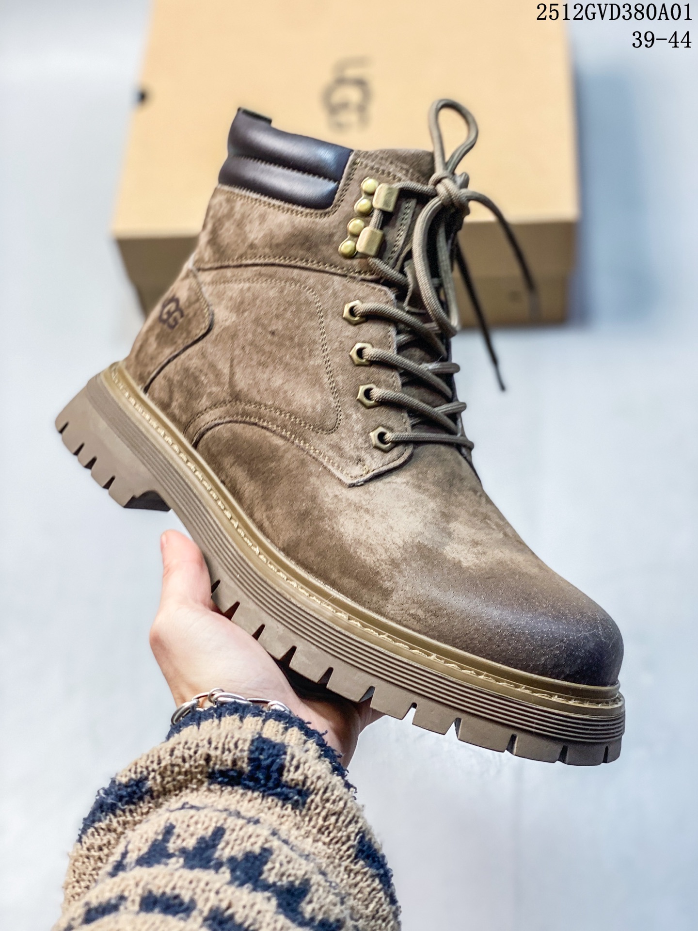 💰💰270
UGG 秋冬新品（毛绒一体内里🔥保暖锁热）秋冬必备 户外中帮休闲马丁靴雪地靴系列 广东大厂品质 秋冬新款 时尚潮流搭配 面料釆用意大利进口磨砂牛皮 全鞋真牛皮材料 大底到五金都是代工厂原材料制作 好货不杀猪  首单质量严格把控 全套官网统一包装 今年冬季防寒户外专用产品 日常随意搭配 型男必备‼美国轻奢品牌【UGG】Tasman Weather Hybrid 塔斯曼混合系列中帮轻量休闲马丁靴“
尺码：38-44（比运动鞋大一码）
12GVD380A01