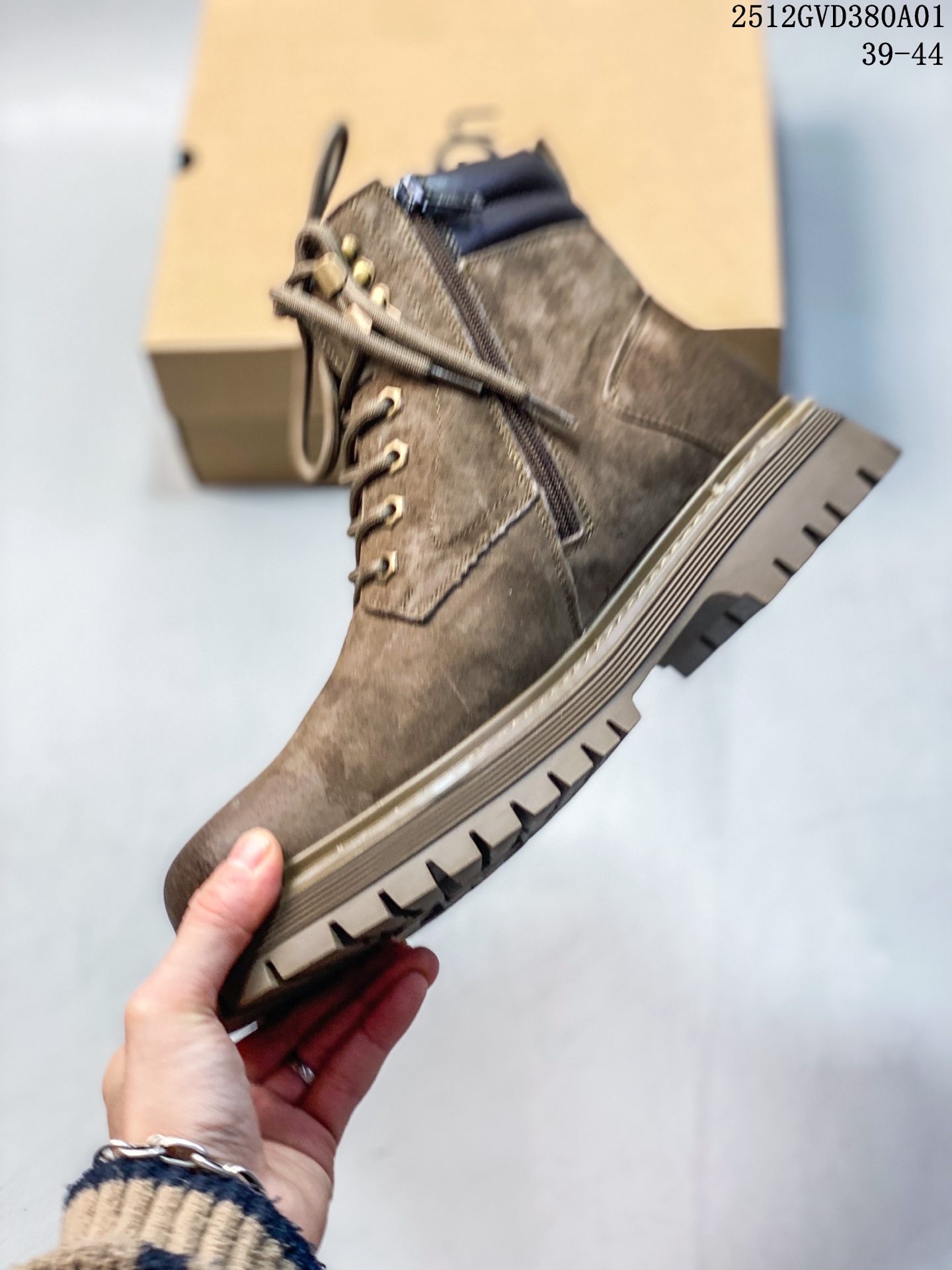 💰💰270
UGG 秋冬新品（毛绒一体内里🔥保暖锁热）秋冬必备 户外中帮休闲马丁靴雪地靴系列 广东大厂品质 秋冬新款 时尚潮流搭配 面料釆用意大利进口磨砂牛皮 全鞋真牛皮材料 大底到五金都是代工厂原材料制作 好货不杀猪  首单质量严格把控 全套官网统一包装 今年冬季防寒户外专用产品 日常随意搭配 型男必备‼美国轻奢品牌【UGG】Tasman Weather Hybrid 塔斯曼混合系列中帮轻量休闲马丁靴“
尺码：38-44（比运动鞋大一码）
12GVD380A01