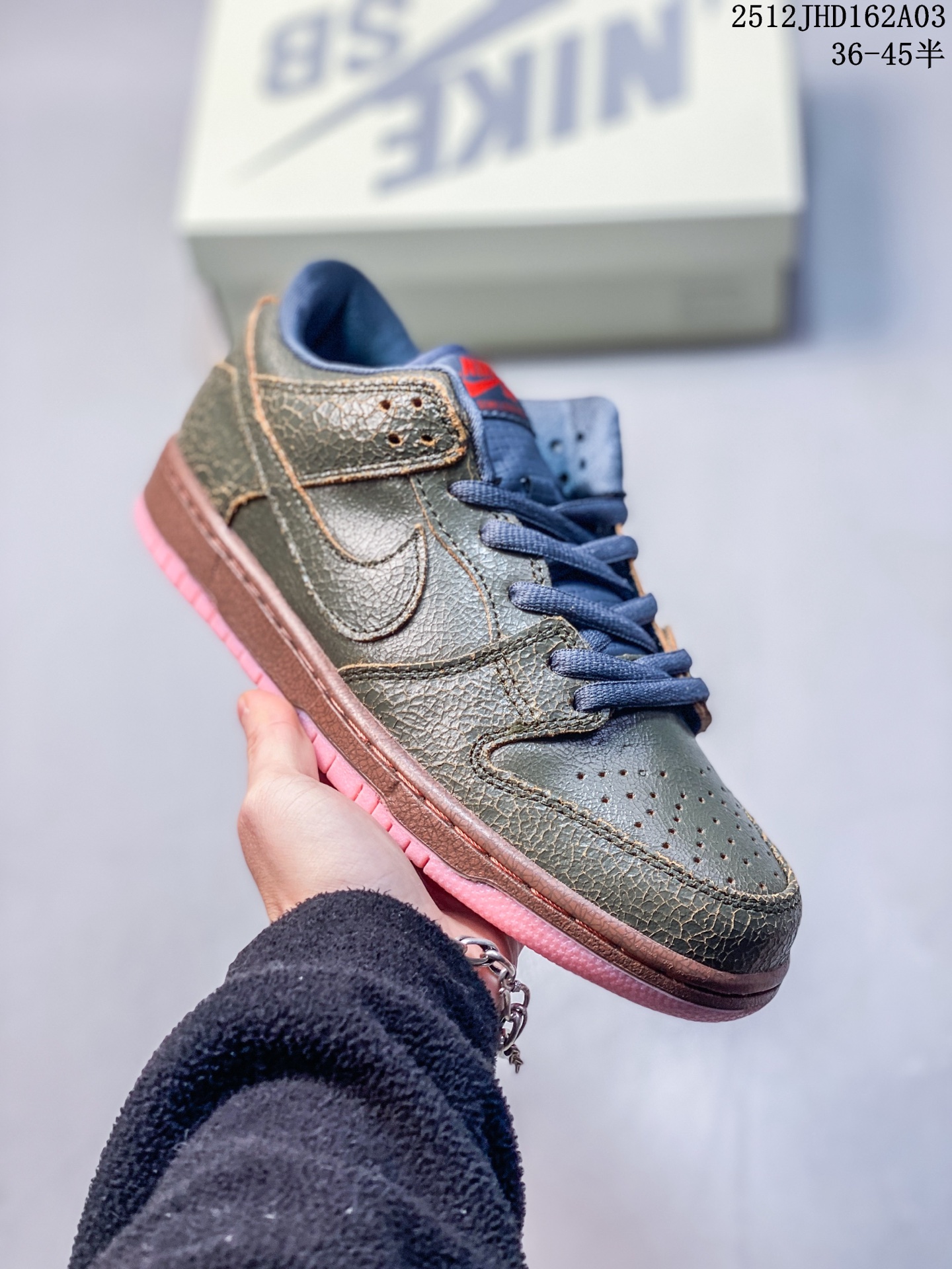 💰150
耐克 Nike Sb Dunk Low Pro 男女同款运动鞋复古板鞋,尽情迈步,彰显个性风采。采用柔软皮革鞋面,经久耐穿,塑就如元年款 Dunk 般的复古质感。鞋头透气孔,搭配鞋口和鞋舌形状,忠实沿袭元年款经典外观。全掌型橡胶外底,造就非凡抓地力。Dunk 起初专为篮球运动打造,于 80 年代末成为滑板界新宠,现已跃升成为街头时尚标杆。加垫低帮鞋口结合耐穿外底,助你自信舞动。
12JHD162A03