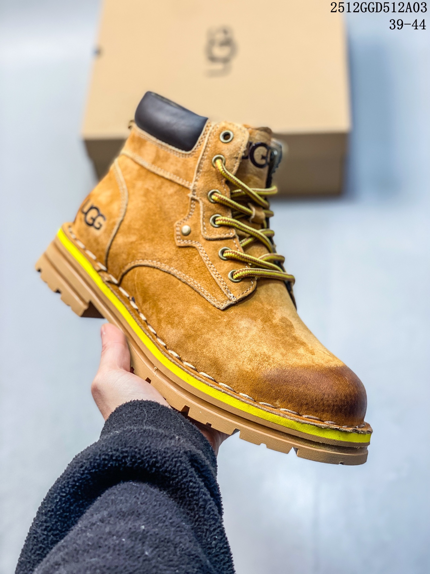 💰240
UGG/雪地靴 UGG Heritage Utility Sneaker 传统实用运动鞋 UGG元素与经典运动鞋的氛围相结合，融合了传统与创新。鞋面采用全粒皮革和麂皮完成。采用来自甘蔗的EVA材质制作的鞋底，拥有发挥出色的抓地力 
12GGD512A03