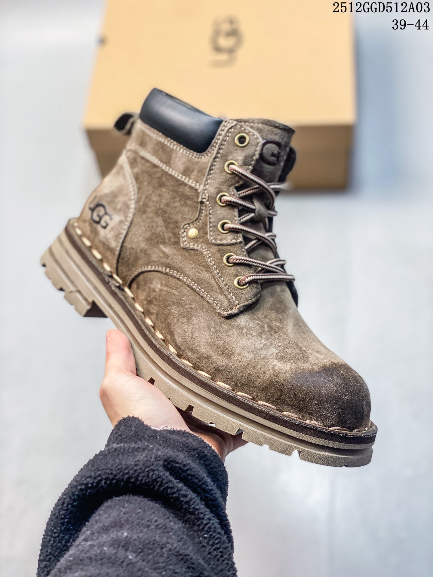 💰240
UGG/雪地靴 UGG Heritage Utility Sneaker 传统实用运动鞋 UGG元素与经典运动鞋的氛围相结合，融合了传统与创新。鞋面采用全粒皮革和麂皮完成。采用来自甘蔗的EVA材质制作的鞋底，拥有发挥出色的抓地力 
12GGD512A03