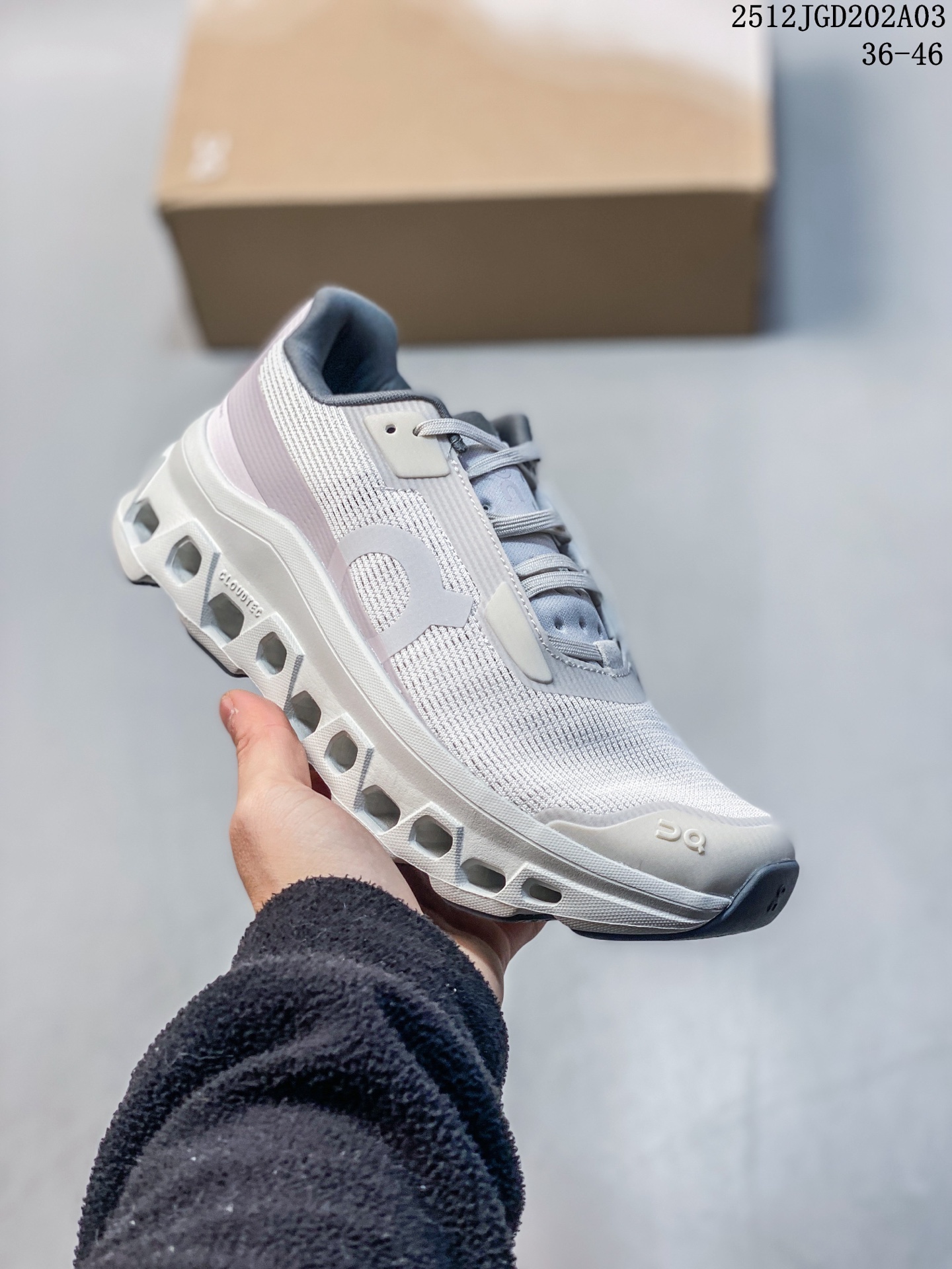 💰140
Cloudmonster Void全新综合体能训练运动鞋Cloud X 舒适乐趣跑，缓震、轻量
On昂跑 Cloudsurfer上演中底“变形计” ，打破传统格局缔造柔软脚感。
On昂跑对于值友来说已经是个相对熟悉的品牌了，旗下的经典款Cloud X兼具稳健敏捷、功能多面，轻量脚感和灵活反馈等优点，是健身爱好者最喜欢的鞋履产品之一。2022年首发的超厚底怪兽跑鞋Cloudmonster，加载最大的Cloudtec模块，柔软的缓震和强力的回弹体验，也让他一战成名，进入大体重运动爱好者和与大众跑者的入门跑鞋心选名单。
货号：3MF10673352、3MF11044208、
尺码：36-46
12JGD202A03