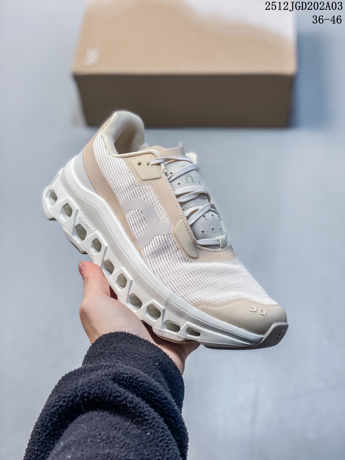 💰140
Cloudmonster Void全新综合体能训练运动鞋Cloud X 舒适乐趣跑，缓震、轻量
On昂跑 Cloudsurfer上演中底“变形计” ，打破传统格局缔造柔软脚感。
On昂跑对于值友来说已经是个相对熟悉的品牌了，旗下的经典款Cloud X兼具稳健敏捷、功能多面，轻量脚感和灵活反馈等优点，是健身爱好者最喜欢的鞋履产品之一。2022年首发的超厚底怪兽跑鞋Cloudmonster，加载最大的Cloudtec模块，柔软的缓震和强力的回弹体验，也让他一战成名，进入大体重运动爱好者和与大众跑者的入门跑鞋心选名单。
货号：3MF10673352、3MF11044208、
尺码：36-46
12JGD202A03