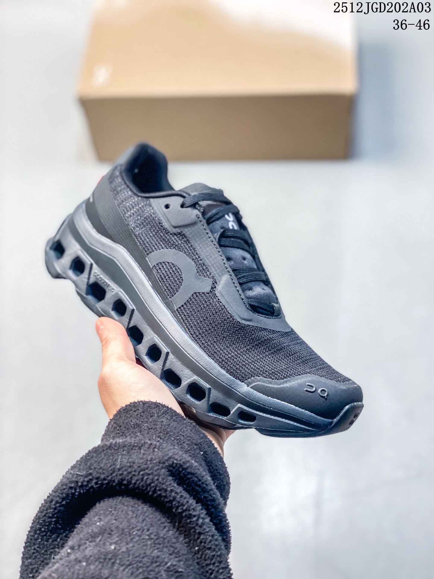 🈴️💰140
Cloudmonster Void全新综合体能训练运动鞋Cloud X 舒适乐趣跑，缓震、轻量
On昂跑 Cloudsurfer上演中底“变形计” ，打破传统格局缔造柔软脚感。
On昂跑对于值友来说已经是个相对熟悉的品牌了，旗下的经典款Cloud X兼具稳健敏捷、功能多面，轻量脚感和灵活反馈等优点，是健身爱好者最喜欢的鞋履产品之一。2022年首发的超厚底怪兽跑鞋Cloudmonster，加载最大的Cloudtec模块，柔软的缓震和强力的回弹体验，也让他一战成名，进入大体重运动爱好者和与大众跑者的入门跑鞋心选名单。
货号：3MF10673352、3MF11044208、
尺码：36-46
12JGD202A03