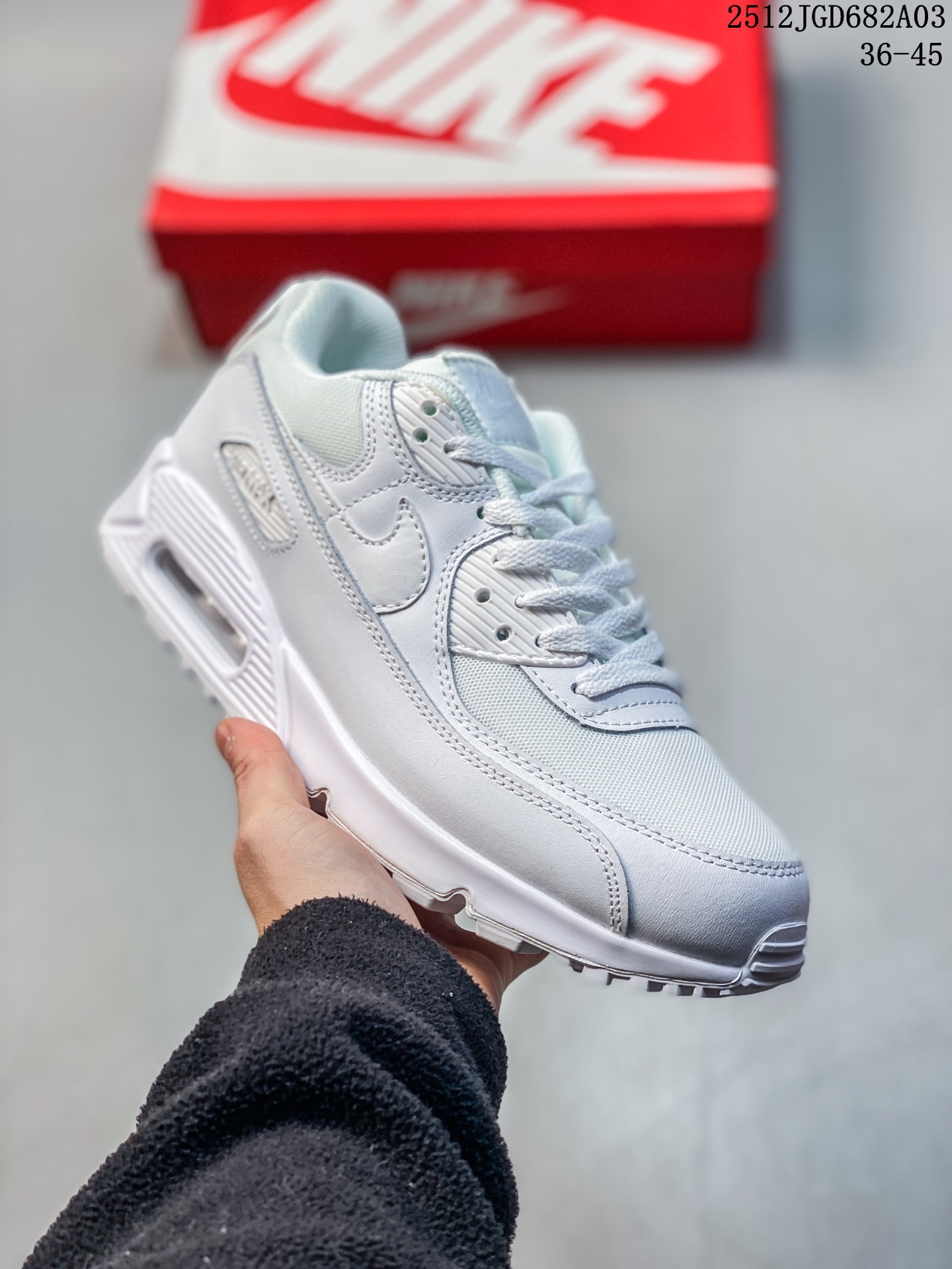 耐克 Nike Air Max 90 经典复古小气垫缓震跑鞋 鞋面由皮和革‬织物打造,犀利的条线‬打造出酷劲十的足‬视觉效果 网布鞋增面‬强透气性,穿着为极‬舒适 经可典‬视气垫醒目依旧,而脚感更是十软足‬弹 货号:DV3503-001H 12JGD682A03