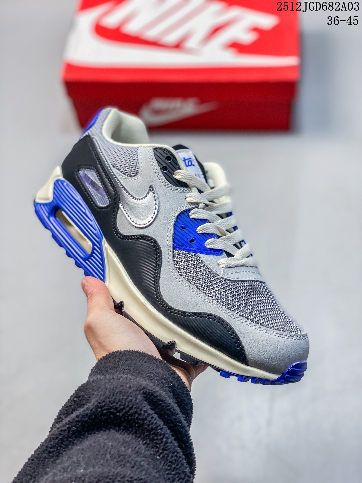 耐克 Nike Air Max 90 经典复古小气垫缓震跑鞋 鞋面由皮和革‬织物打造,犀利的条线‬打造出酷劲十的足‬视觉效果 网布鞋增面‬强透气性,穿着为极‬舒适 经可典‬视气垫醒目依旧,而脚感更是十软足‬弹 货号:DV3503-001H 12JGD682A03