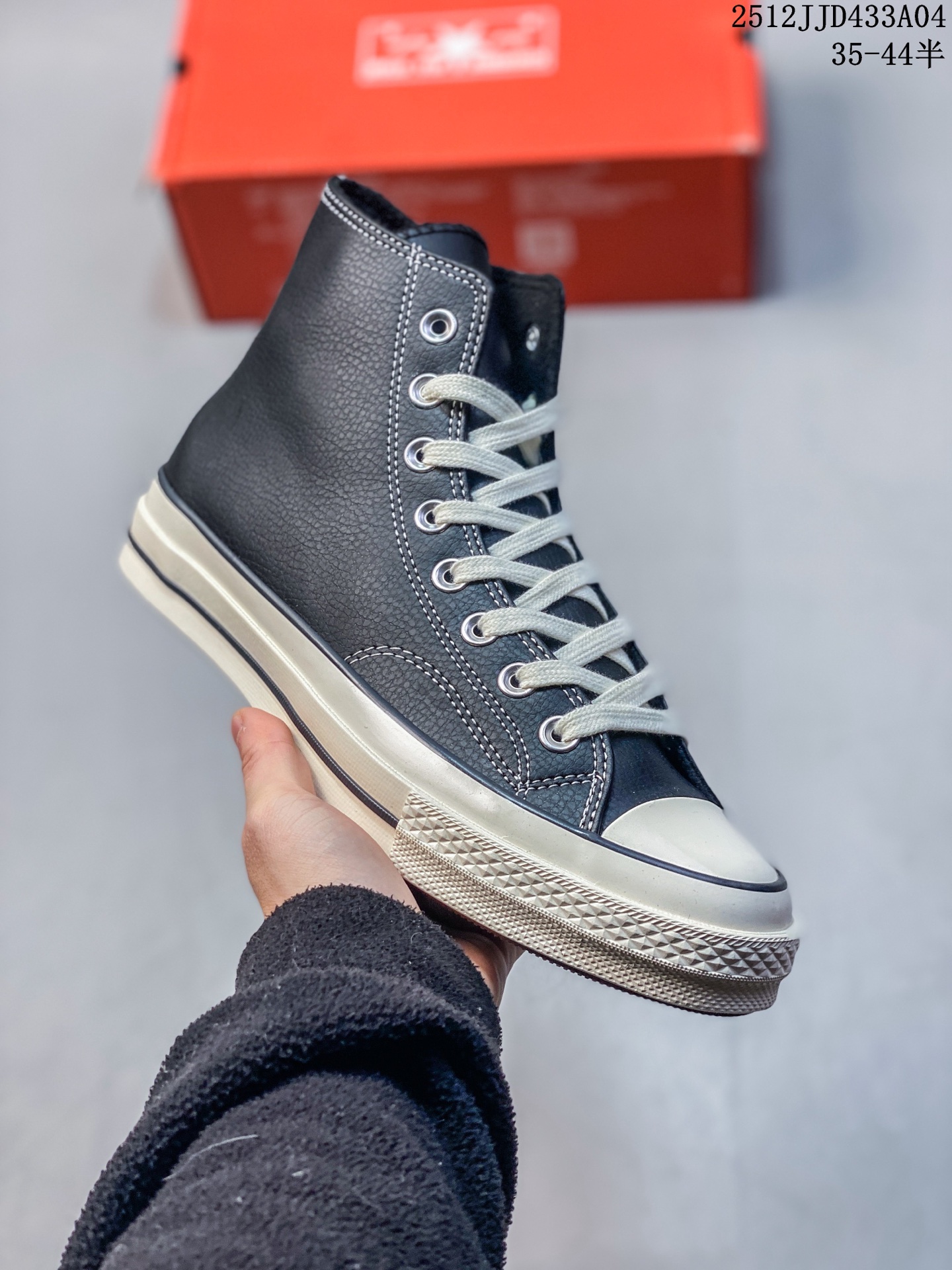 💰130
匡威1970S经典复古黑色高帮加绒皮‼️ 
CONVERSE匡威秋冬新款1970s经典黑色荔枝纹牛皮革加绒黑白皮面男女高帮复古休闲鞋A13863C
货号：黑色A13863C
SIZE：35 36 36.5 37 37.5 38 39 39.5 40 41 41.5 42 42.5 43 44
12JJD433A04