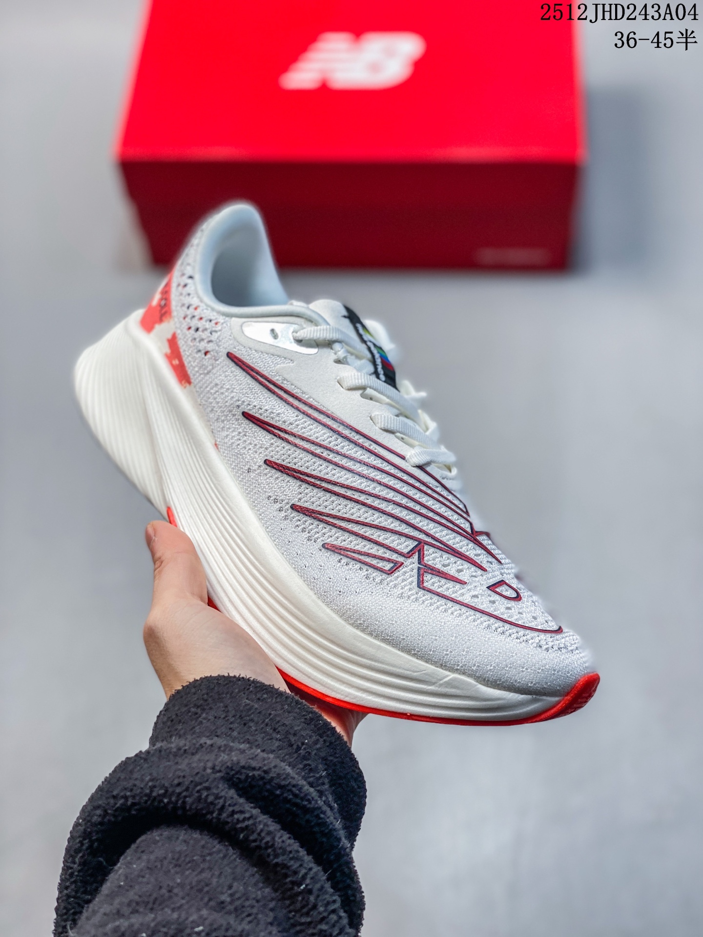 💰130
✅原楦原纸版开发版型#采用超轻透气3D针织网眼材料结构鞋面及打印Logo细节#中底嵌入FuelCell轻量化技术组合全掌碳纤维板❗️这双玩家口中「艺术品」的重磅联名，意大利机能时装品牌Stone Island x NBFuelCell RC Elite V2"Angora Mars Red"系列超轻量化低帮休闲运动慢跑鞋“网织镂空” 
12JHD243A04